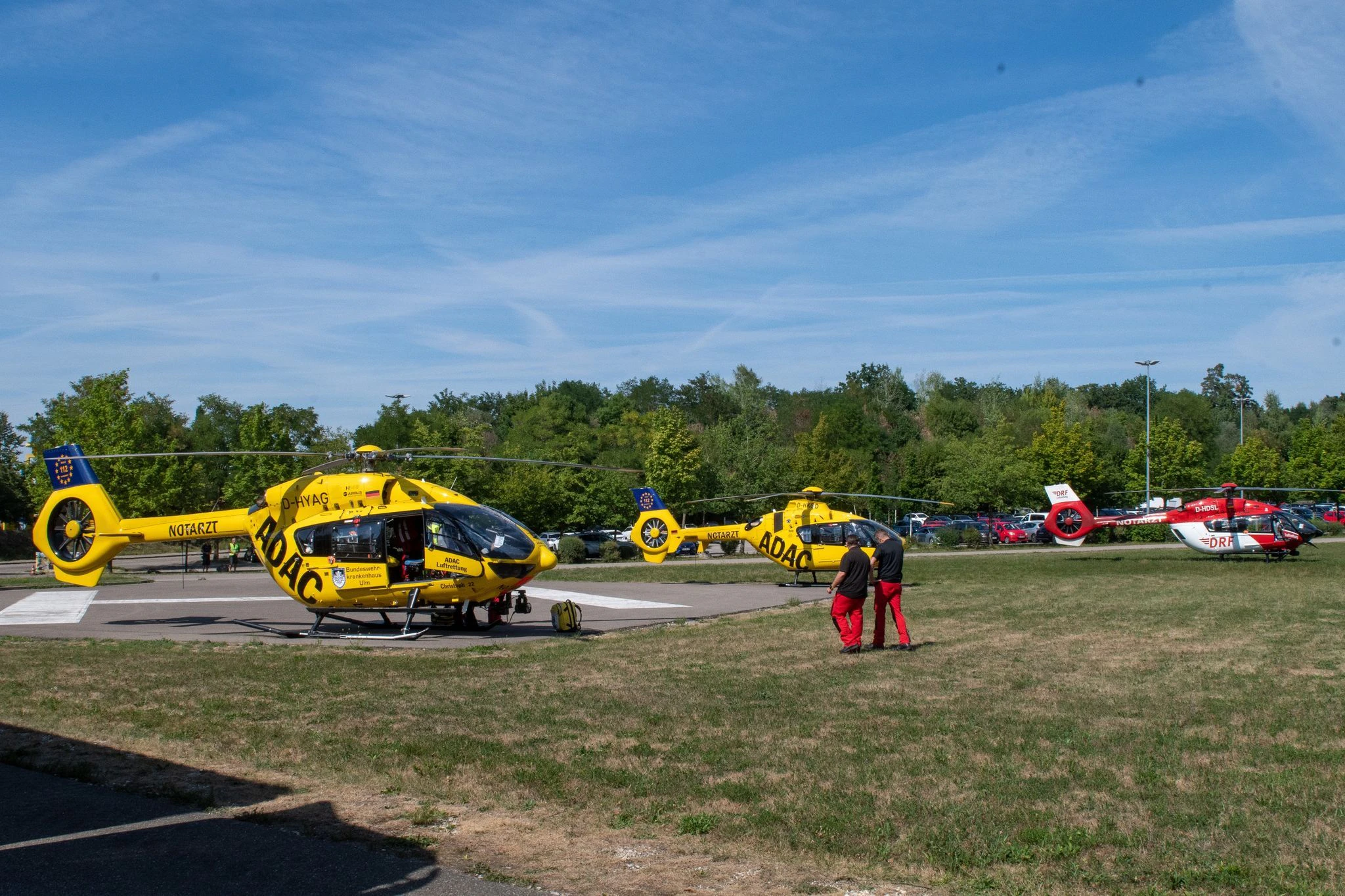 Rettungshubschrauber auf einem Feld in der Nähe von Legoland.  