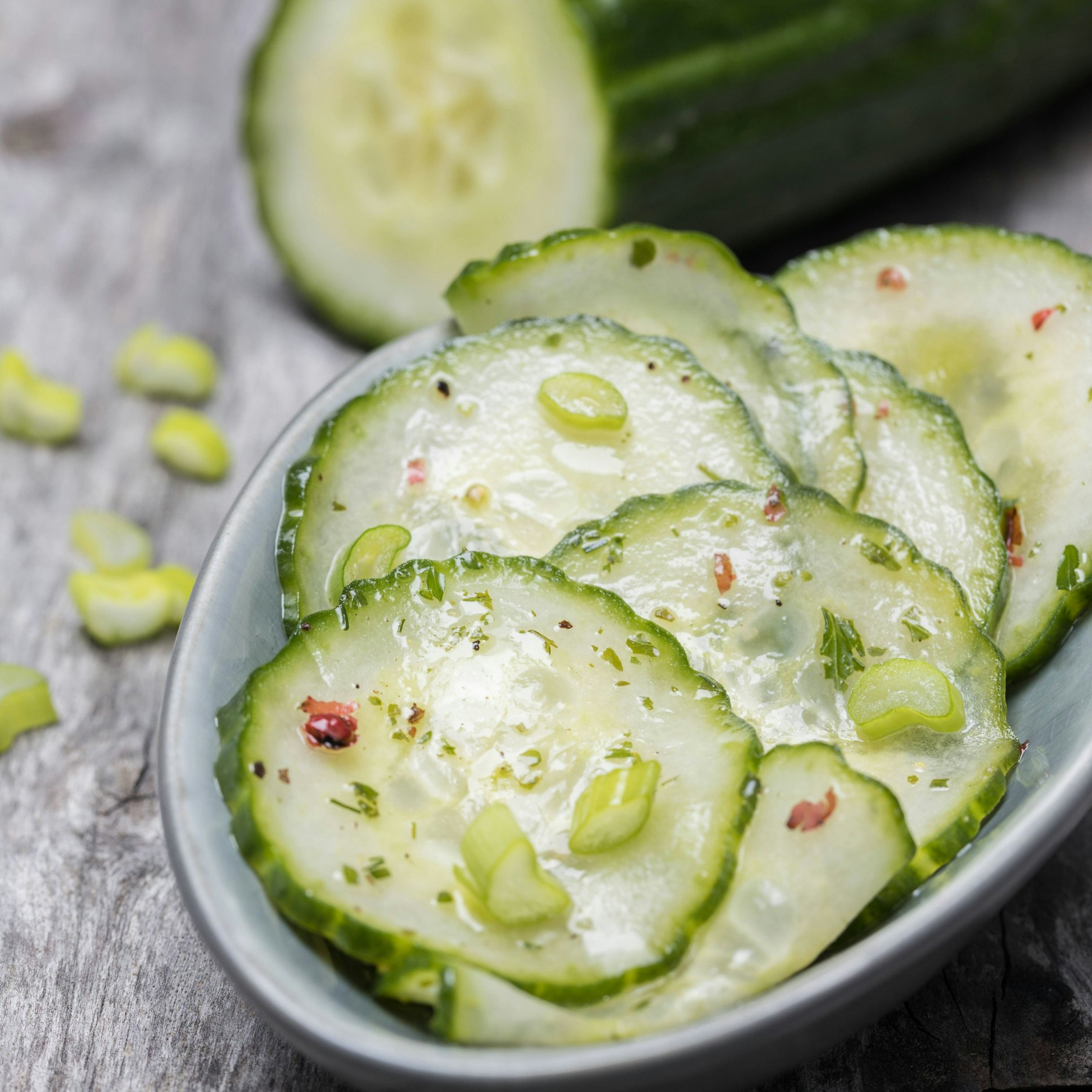 Der leckere Gurkensalat mit Crunsh ist die perfekte Beilage zu asiatischem Essen, schmeckt aber auch als leichtes Sommer-Abendbrot perfekt zu einer Scheibe Baguette.