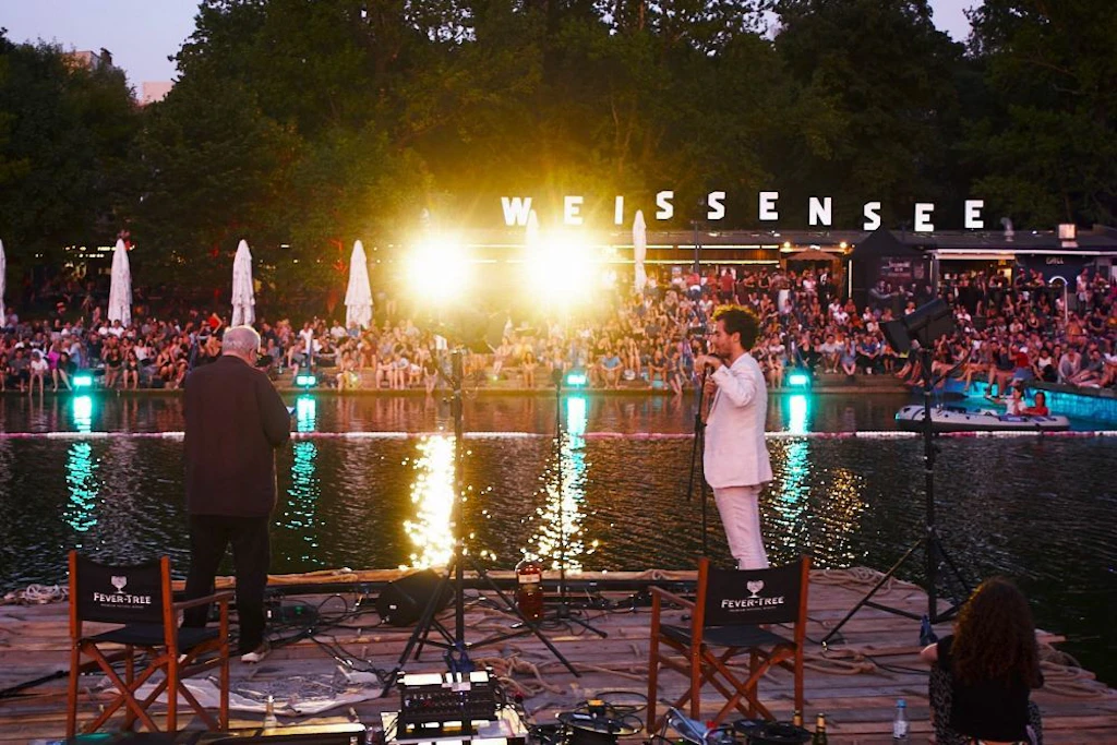 Haie im Strandbad: Comedy Open Air im Strandbad Weissensee. Tickets hier!
