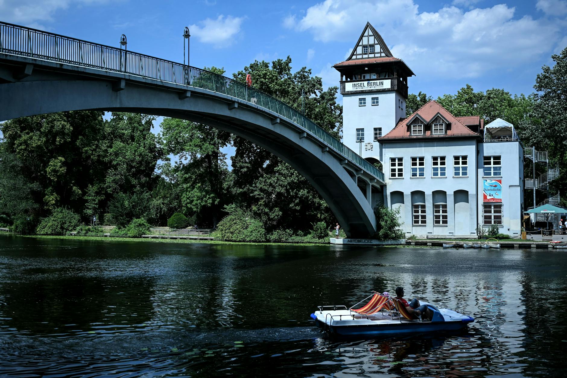 Idyllischer kann ein Sommertag kaum sein: Mit dem Tretboot über die Spree, vorbei an der Insel der Jugend.