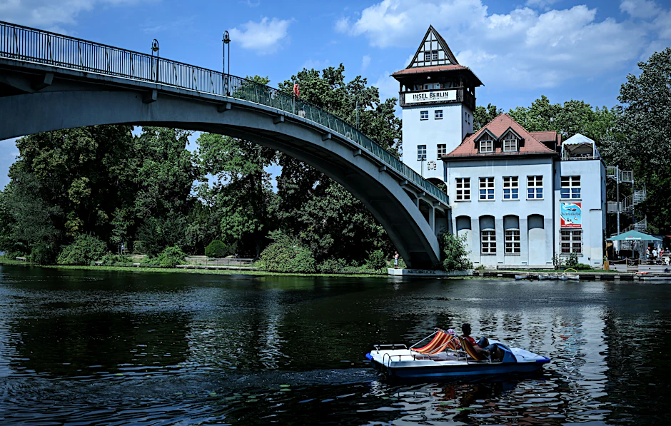 Idyllischer kann ein Sommertag kaum sein: Mit dem Tretboot über die Spree, vorbei an der Insel der Jugend.