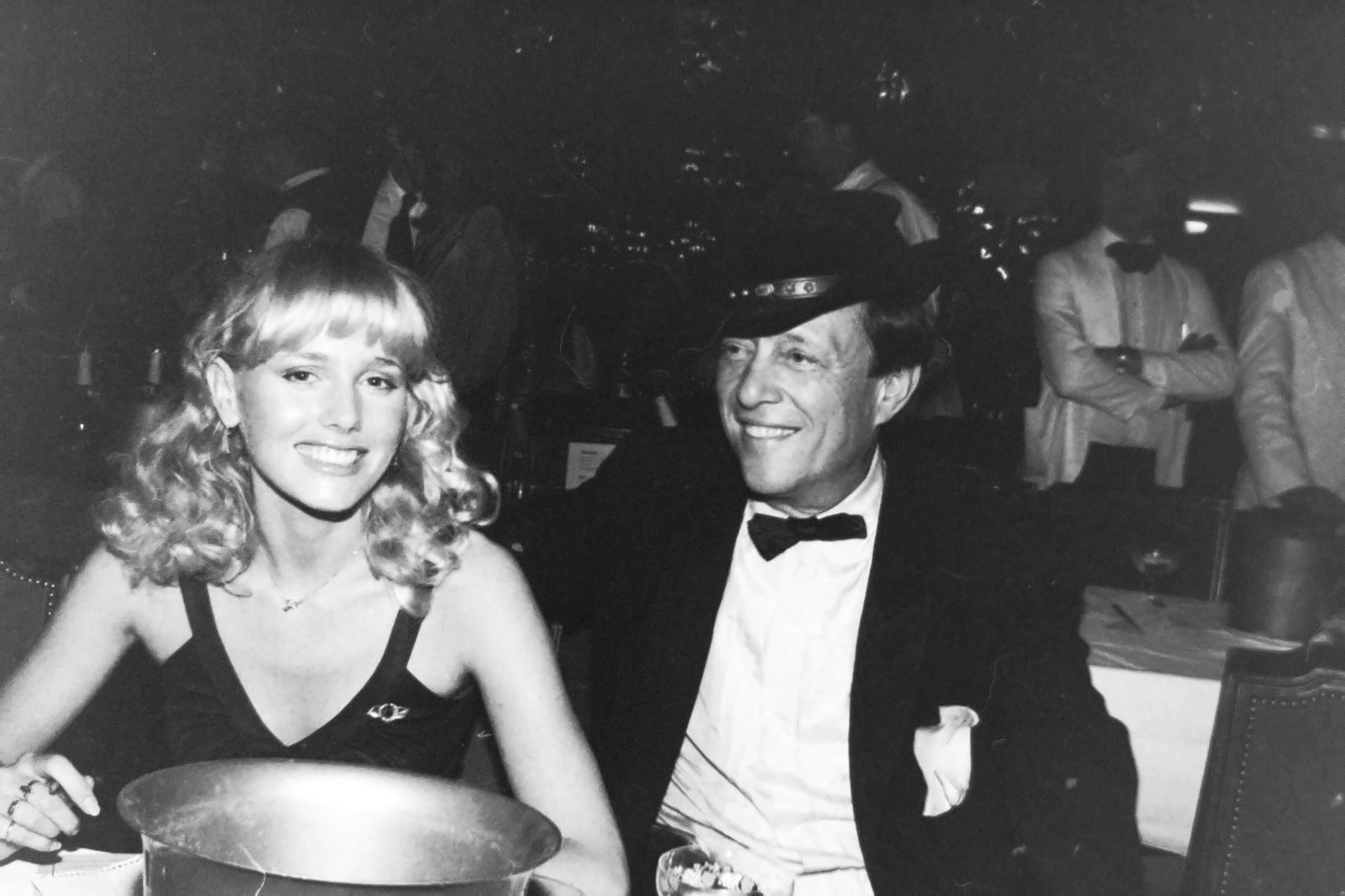 Rolf Eden mit Model Ursula Buchfellner in München, 1982