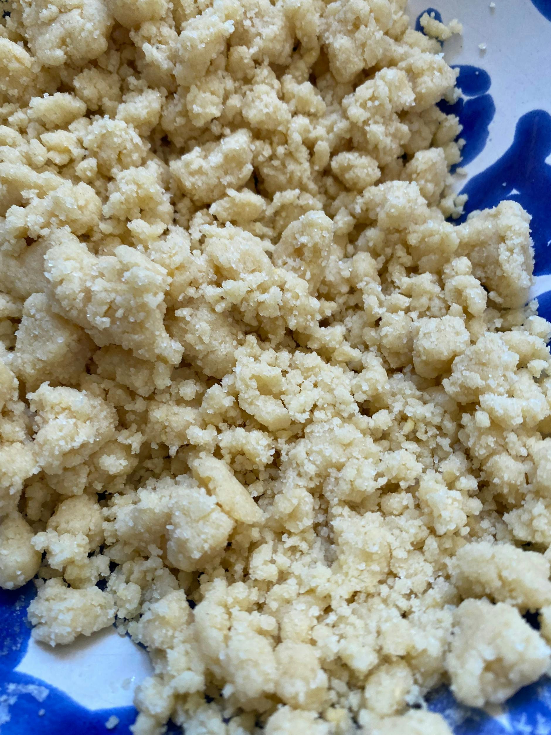 … und dann noch schnell die Streusel gemacht und alles in die Springform. Fertig in unter einer Stunde.