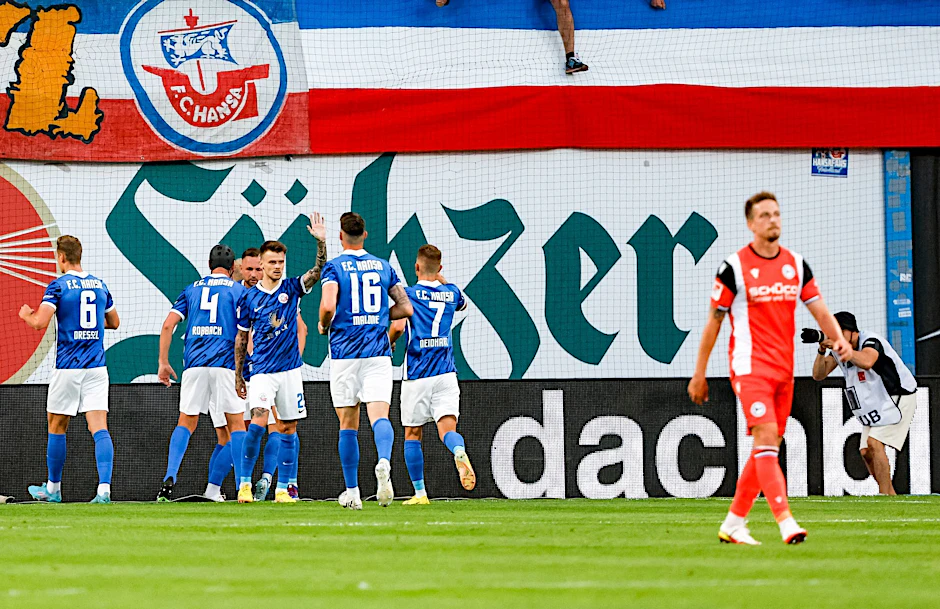 Rostocks Spieler feiern den Treffer zum 1:0.  