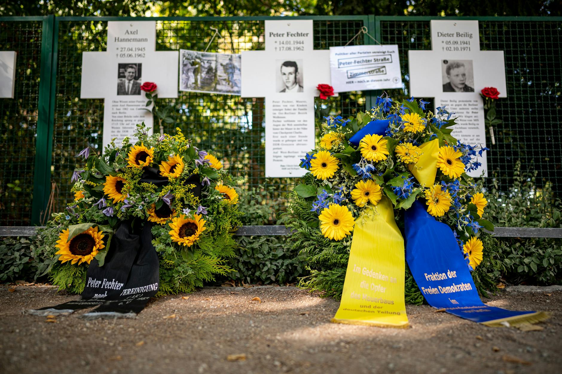 Zwei Gedenkkränze der Vereinigung 17. Juni 1953 e.V. und der FDP Berlin liegen am Gedenkkreuz für Peter Fechter, einer der bekanntesten Mauertoten, im Berliner Regierungsviertel.