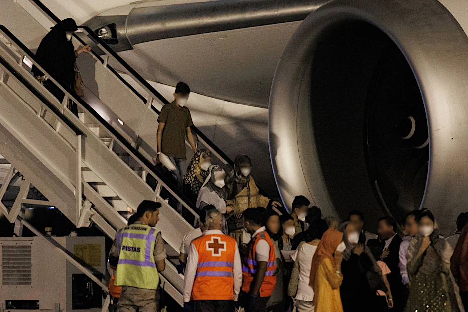 Afghanische Flüchtlinge kommen mit einem Flugzeug aus Islamabad auf dem Luftwaffenstützpunkt Torrejón de Ardoz an.  A PRESS/dpa