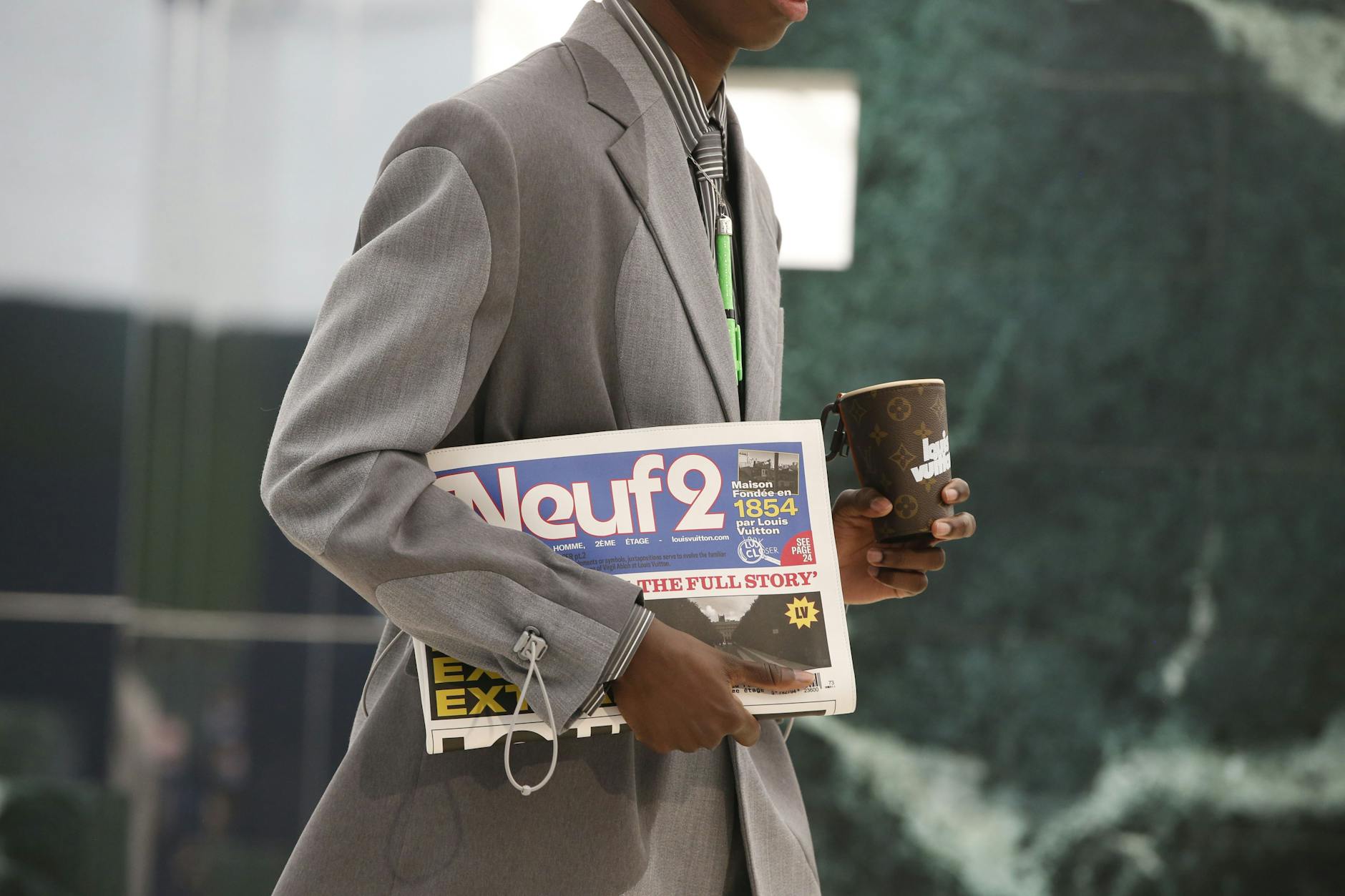 Die Mode lädt sich im Angesicht von Krisen mit neuer intellektueller Gravitas auf. Virgil Ablohs Videos, mit denen er im Lockdown seine Kollektionen für Louis Vuitton präsentierte, sind voller kultureller Verweise. Das Bild ist aus dem Video „Tourist vs. Purist“, Louis Vuitton AW 2021.