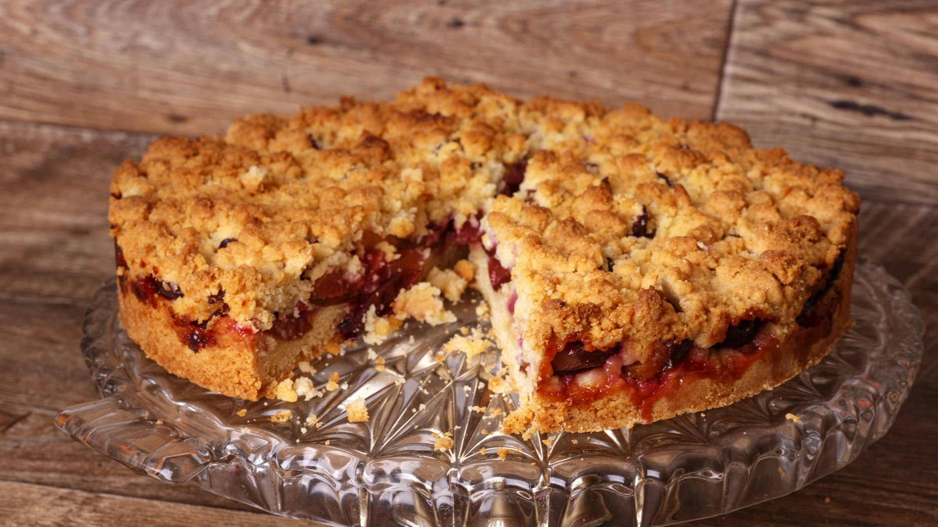 Pflaumenkuchen geht einfach immer - und mit diesem Rezept mit Puddingcreme und Streuseln wird er richtig lecker.