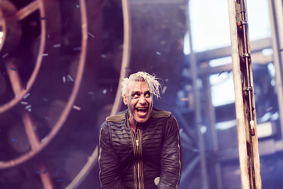 Till Lindemann, der Frontmann von Rammstein, beim Konzert der Band in Nijmegen. In Berlin dichtete er jetzt den Song „Ohne dich“ um.