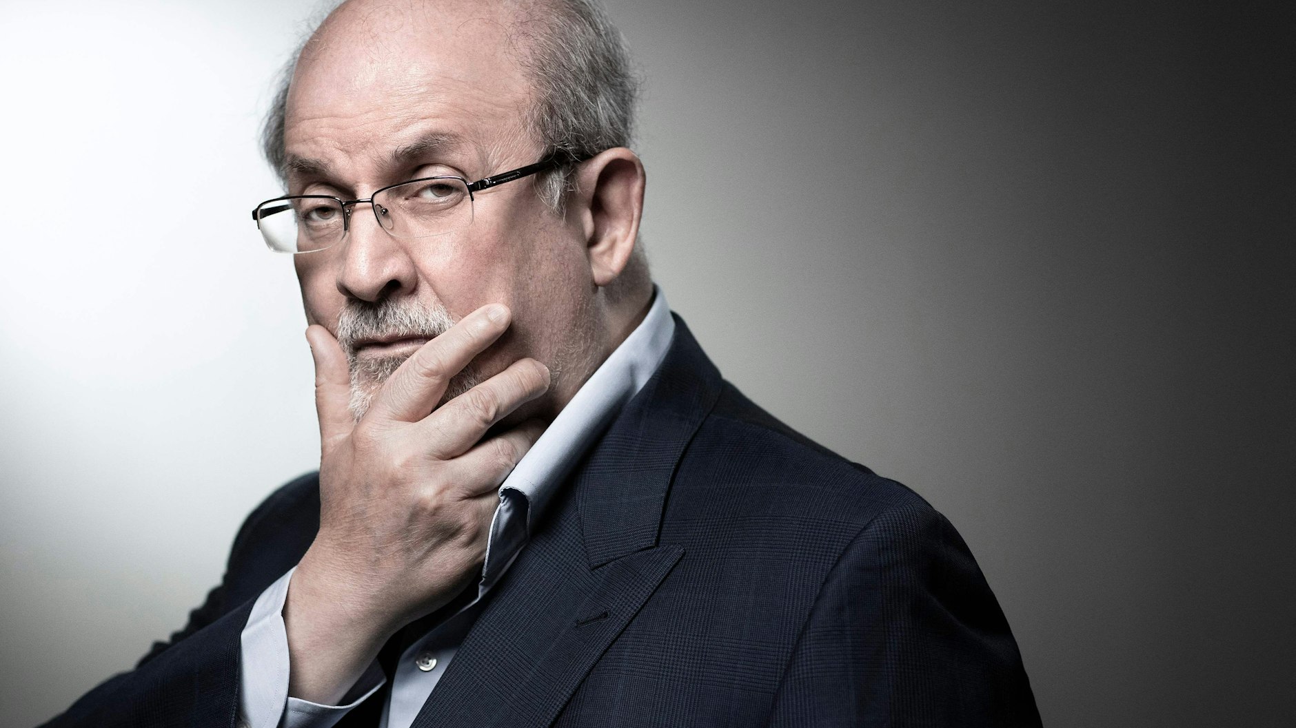 Der Autor Salman Rushdie während einer Fotosession in Paris.