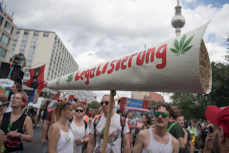 ARCHIV - Teilnehmer halten einen riesigen Joint mit der Aufschrift "Legalisierung" bei der 23. Hanfparade für eine Legalisierung von Cannabis.  