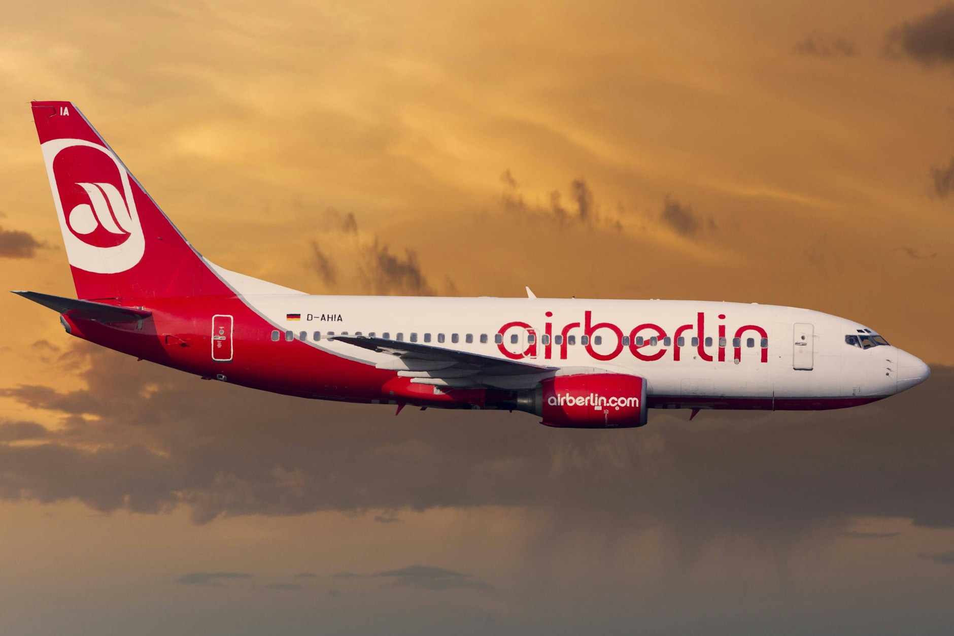 Eine Boeing 737 von Air Berlin im Abendlicht.