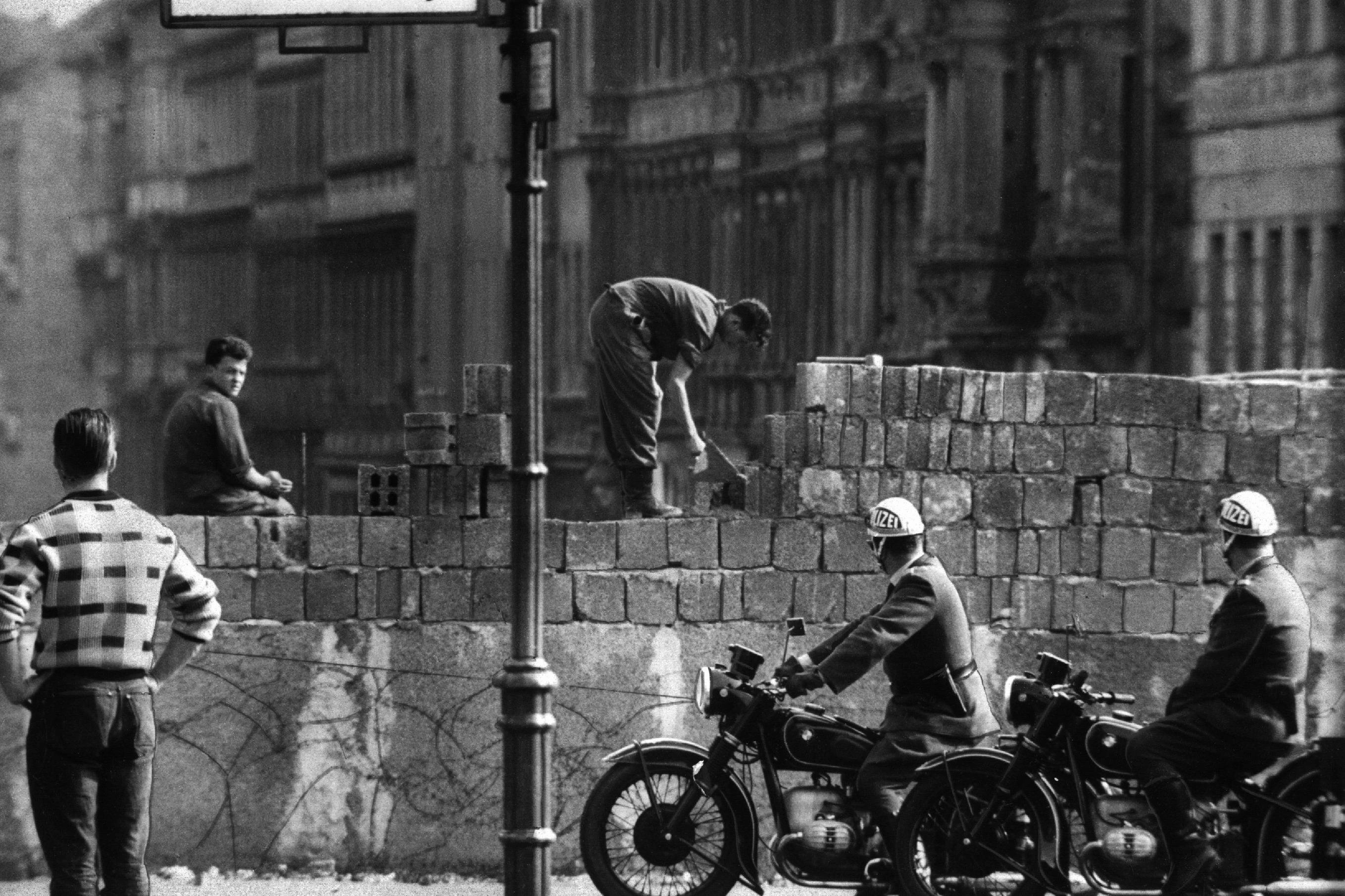 August 1961, Berlin: Arbeiter erhöhen die Sektorensperre an der Bernauer Straße in Berlin. Die Berliner Mauer stand 28 Jahre, 2 Monate und 26 Tage.