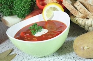 Die perfekte Suppe für den Sommer: So kochen Sie eine echte Schulküchen-Soljanka wie in der DDR– einfach, schnell und lecker zubereitet
