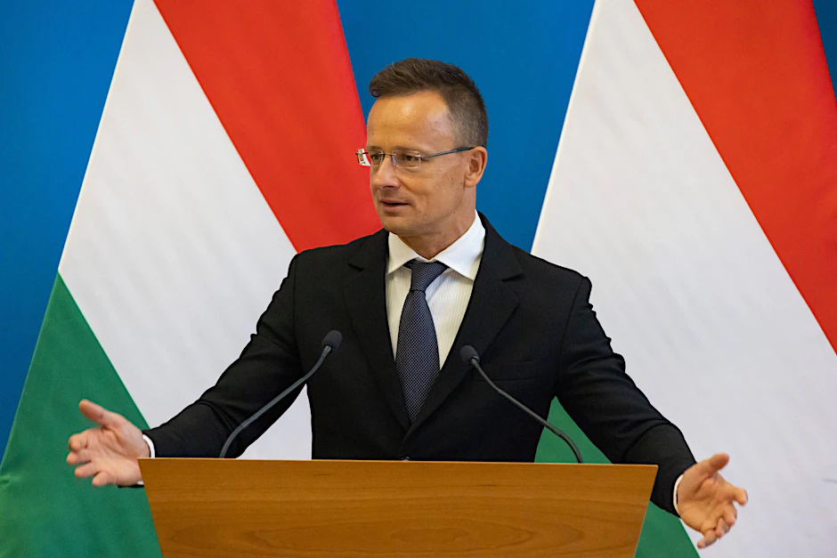 Der ungarische Außenminister Peter Szijjarto stellt Bedingungen für eine Zustimmung zu neuen EU-Militärhilfen für die <a href="https://www.berliner-zeitung.de/topics/ukraine">Ukraine</a>.