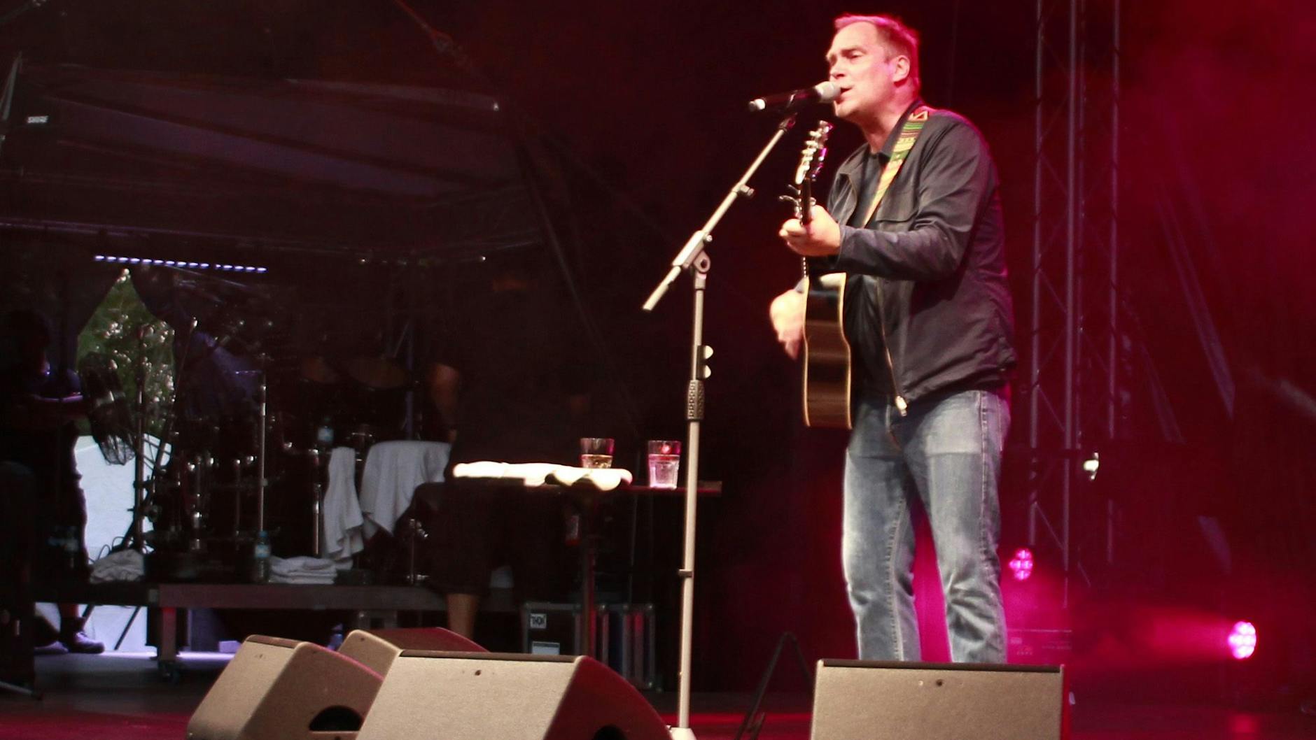 Von null auf Festivalgast: Erst am Tag vor dem Konzert wurde Thees Uhlmann zum Festival nach Jamel eingeladen.