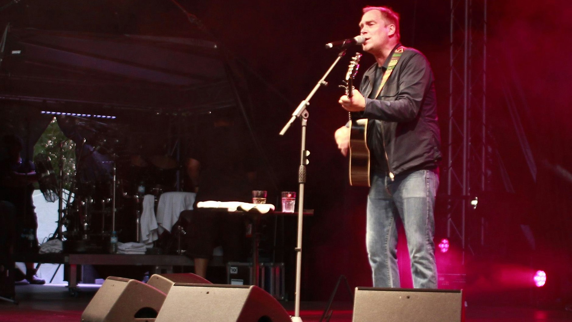 Von null auf Festivalgast: Erst am Tag vor dem Konzert wurde Thees Uhlmann zum Festival nach Jamel eingeladen.