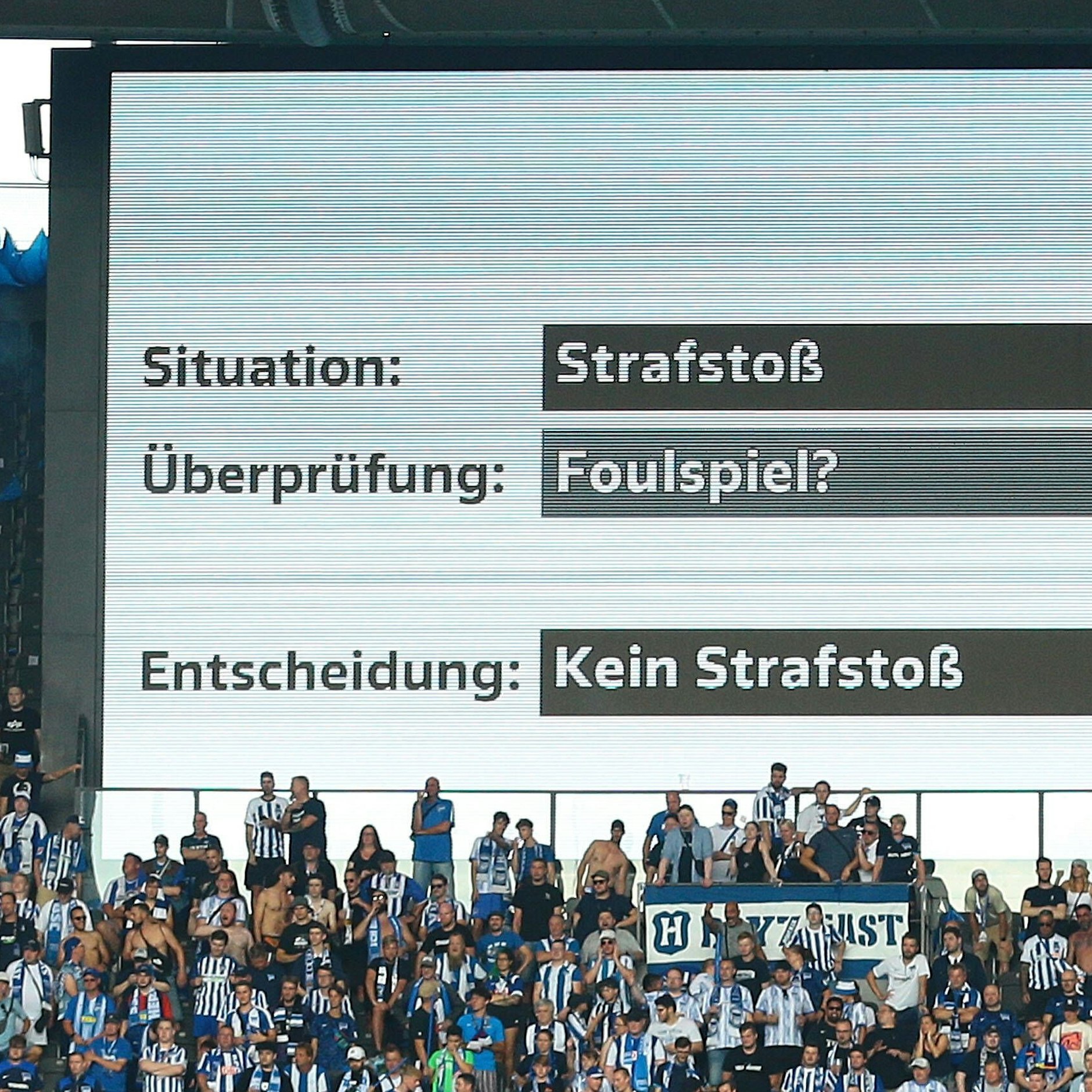 Die Anzeige klärte nach drei Minuten auf: Kein Strafstoß