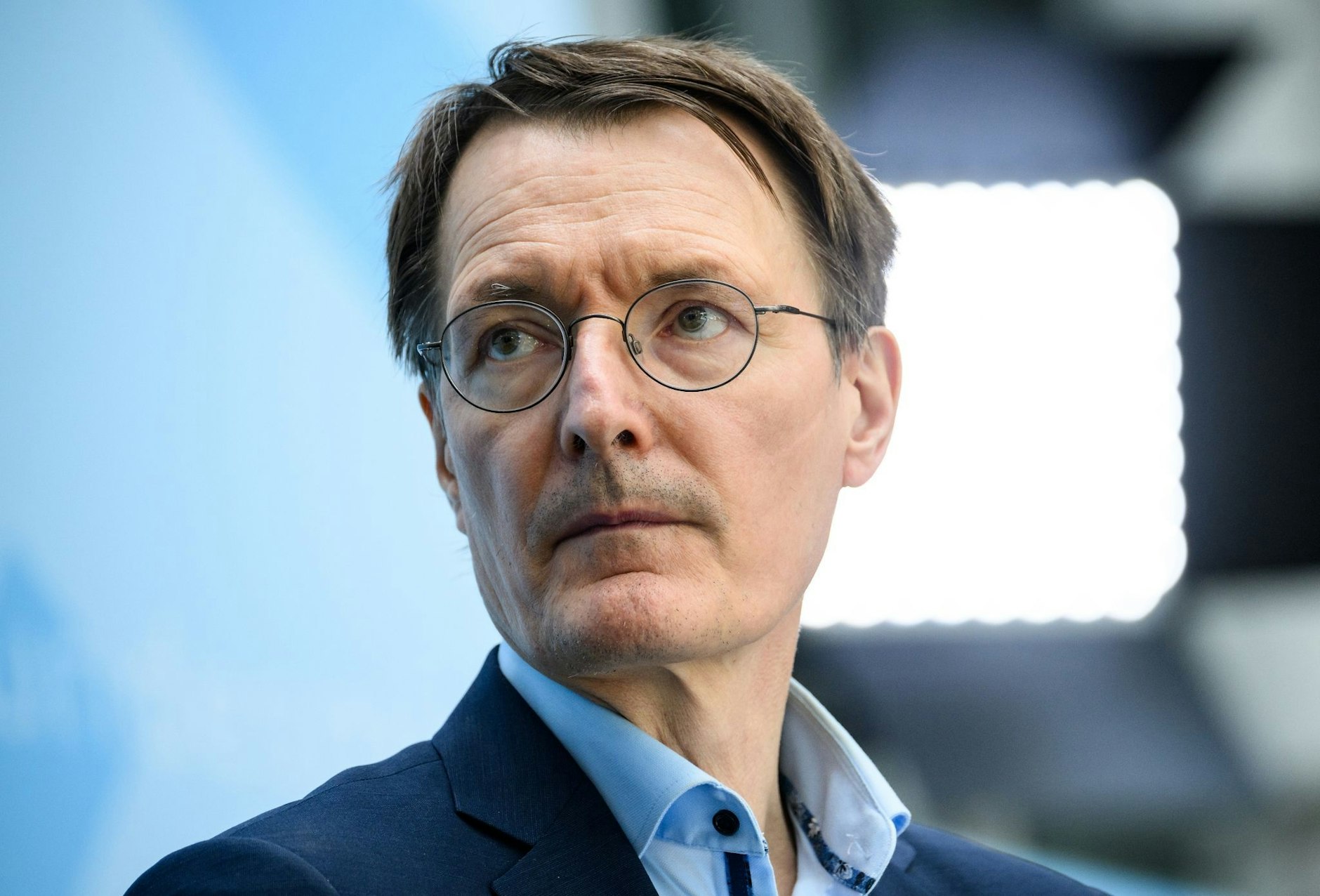 ARCHIV - Gesundheitsminister Karl Lauterbach spricht von einer «überproportionale Belastung» durch die Affenpocken in Berlin.  