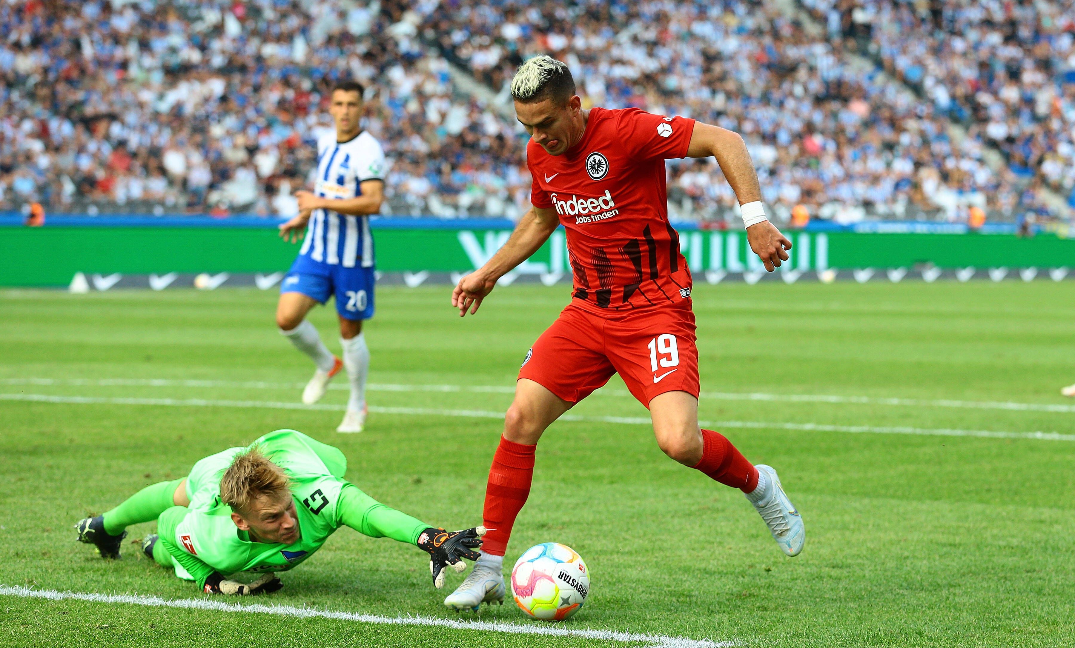 Im Ernst, Elfmeter? Das war eine miese Schwalbe des Frankfurters Rafael Borré