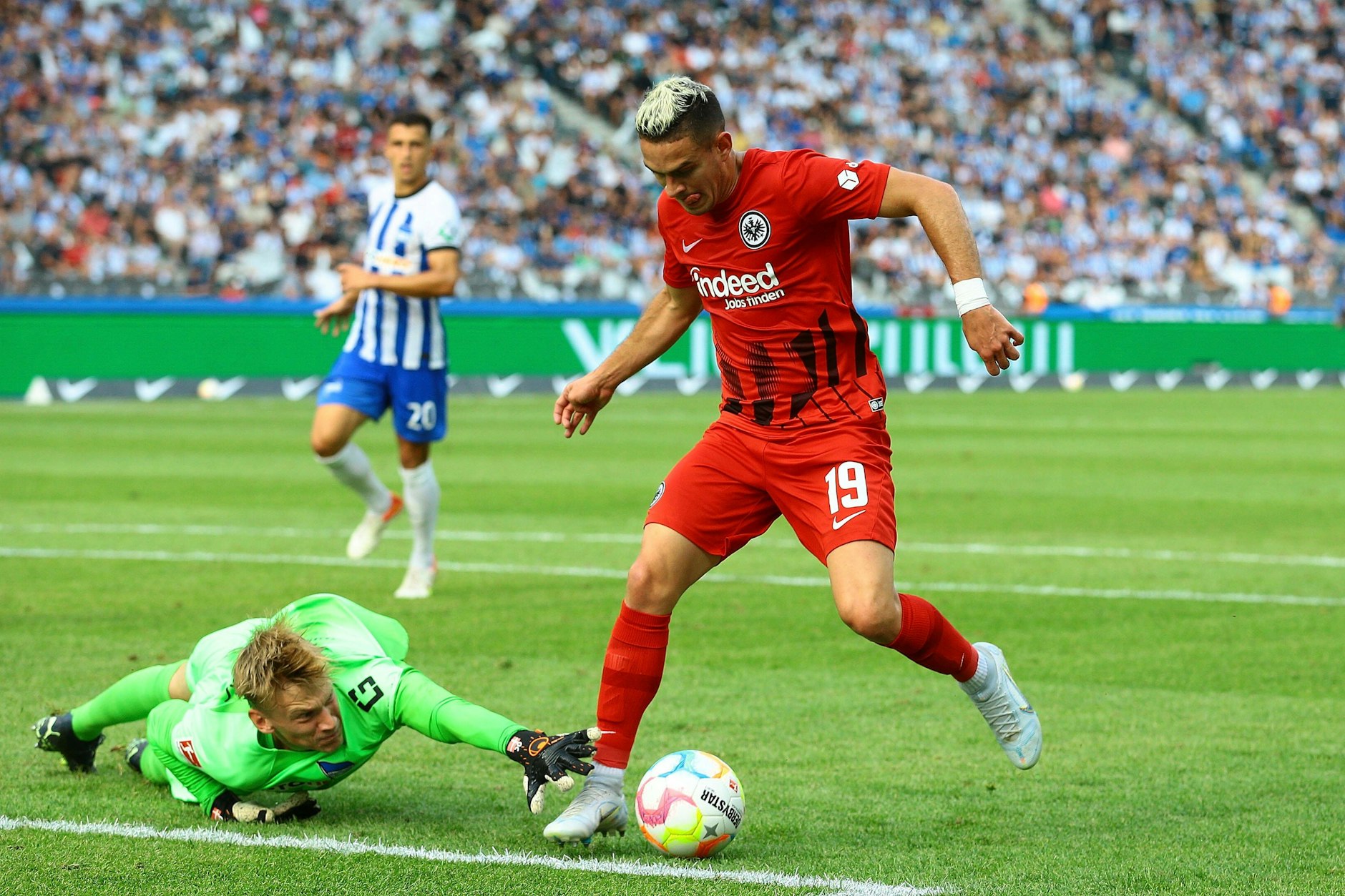 Herthas Torwart Oliver Christensen Millisekunden vor dem Betatschen des Fußes vom Frankfurter Rafael Borré.