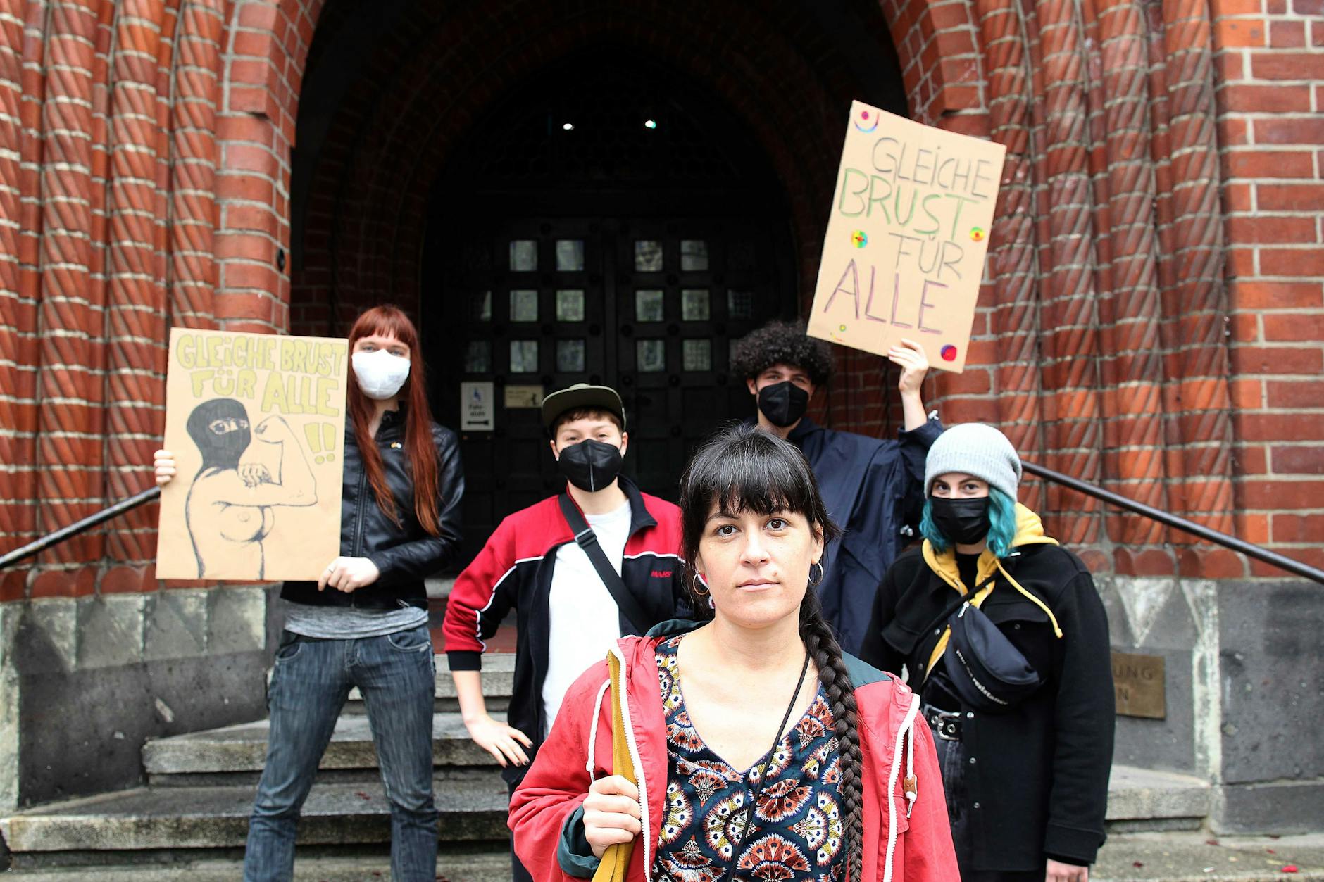 Gabrielle Lebreton mit Unterstützern vor dem Rathaus Köpenick.
