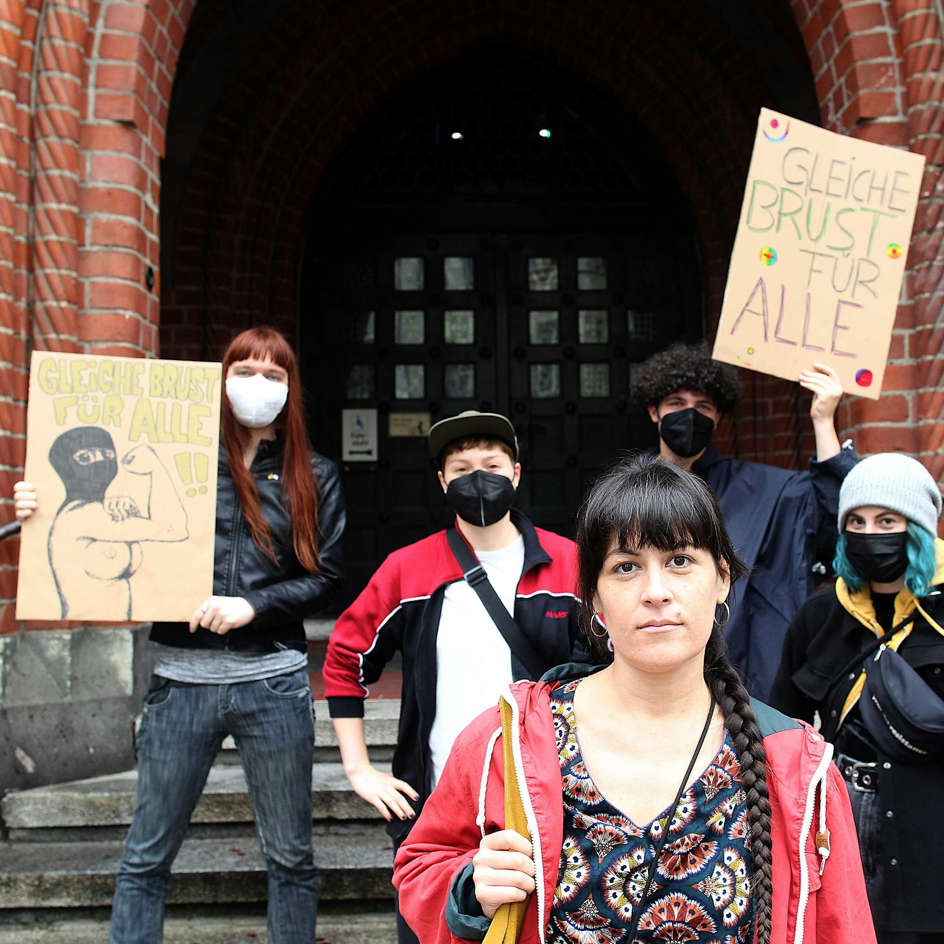 Der „Oben ohne“-Streit von Plänterwald: Berlinerin verklagt den Bezirk Treptow-Köpenick. Jetzt werden vor Gericht die Fakten offengelegt