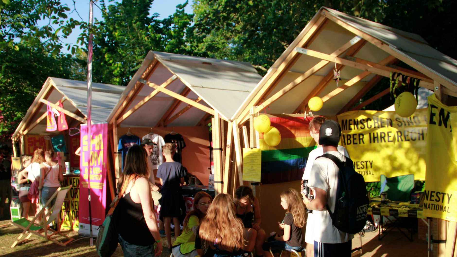 Info-Stände von verschiedenen NGOs informieren die Besucher auf dem Forstrock-Festival 2022 in Jamel.