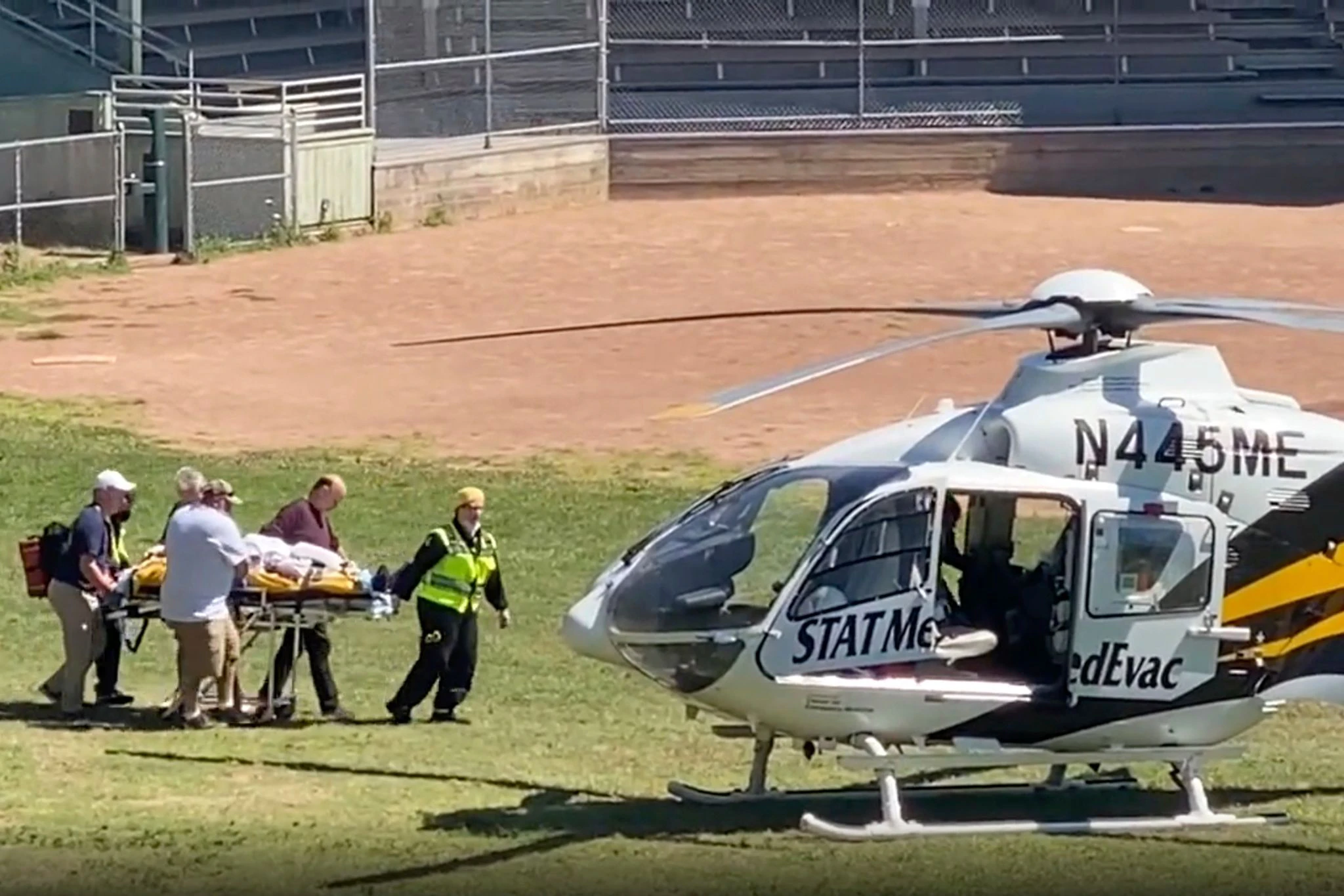 dpatopbilder - Salman Rushdie wird mit einem Hubschrauber in ein nahe gelegenes Krankenhaus gebracht.