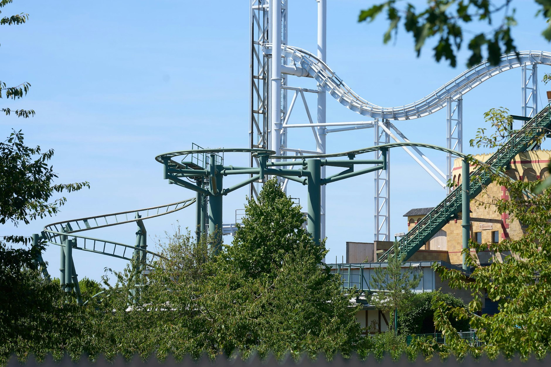 Eine 57-jährige Frau stürzte im Freizeitpark Klotten aus einer Gondel einer Achterbahn und starb an den Folgen des Sturzes. 