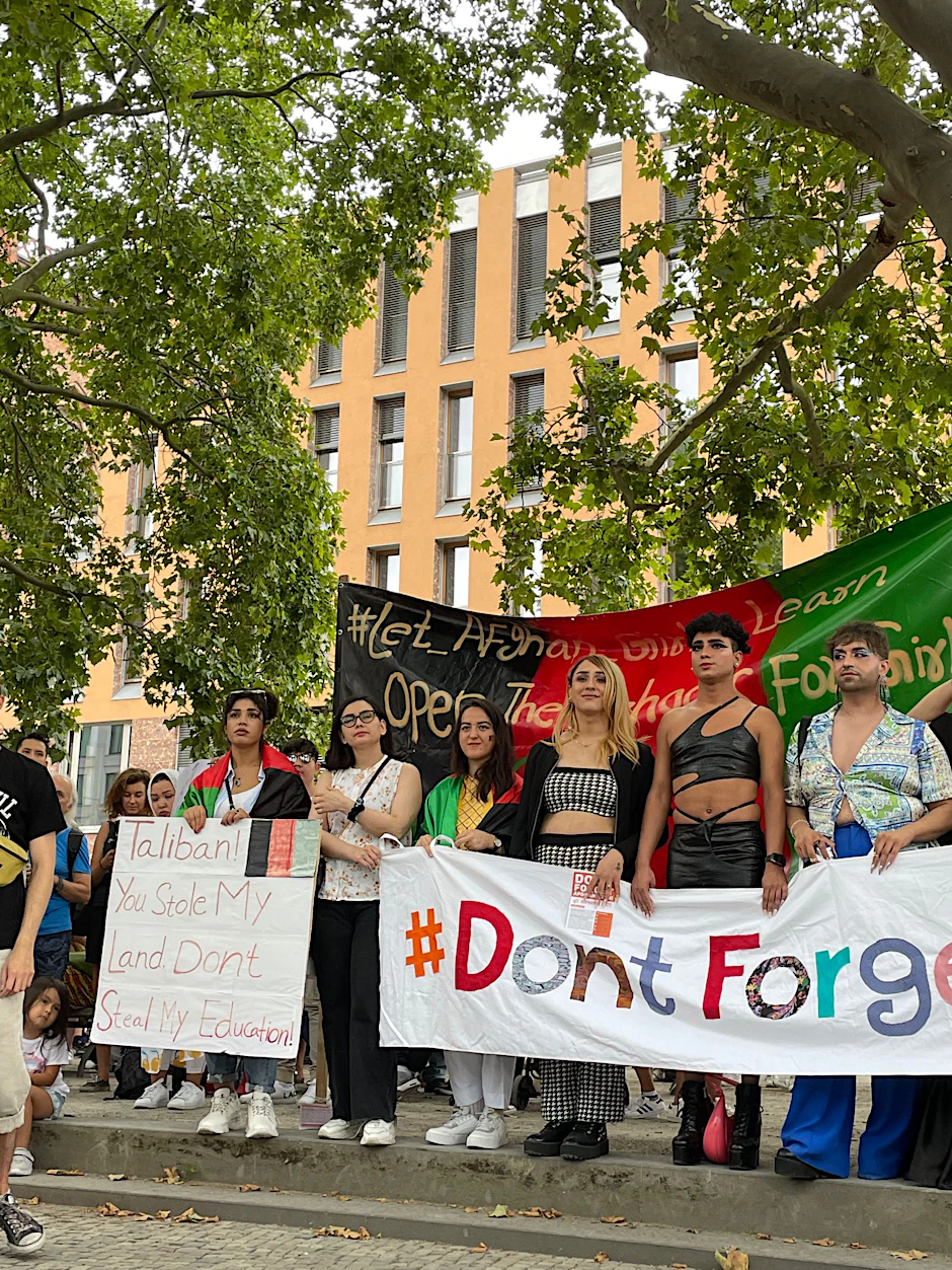 Demonstranten vor dem Auswärtigen Amt mit „#Don’tForgetAfghanistan“-Banner