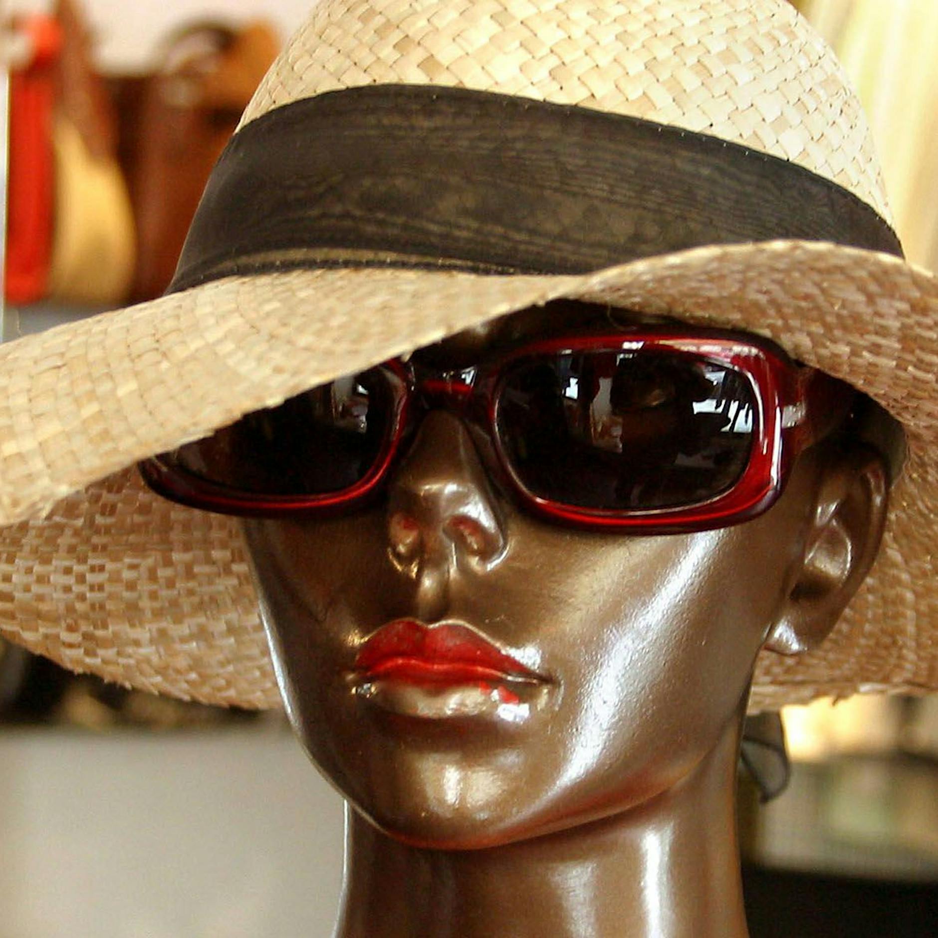 Zu viele Klamotten werden weggeschmissen! DARUM ist Kleidertausch und „Second Hand“ der beste Trend