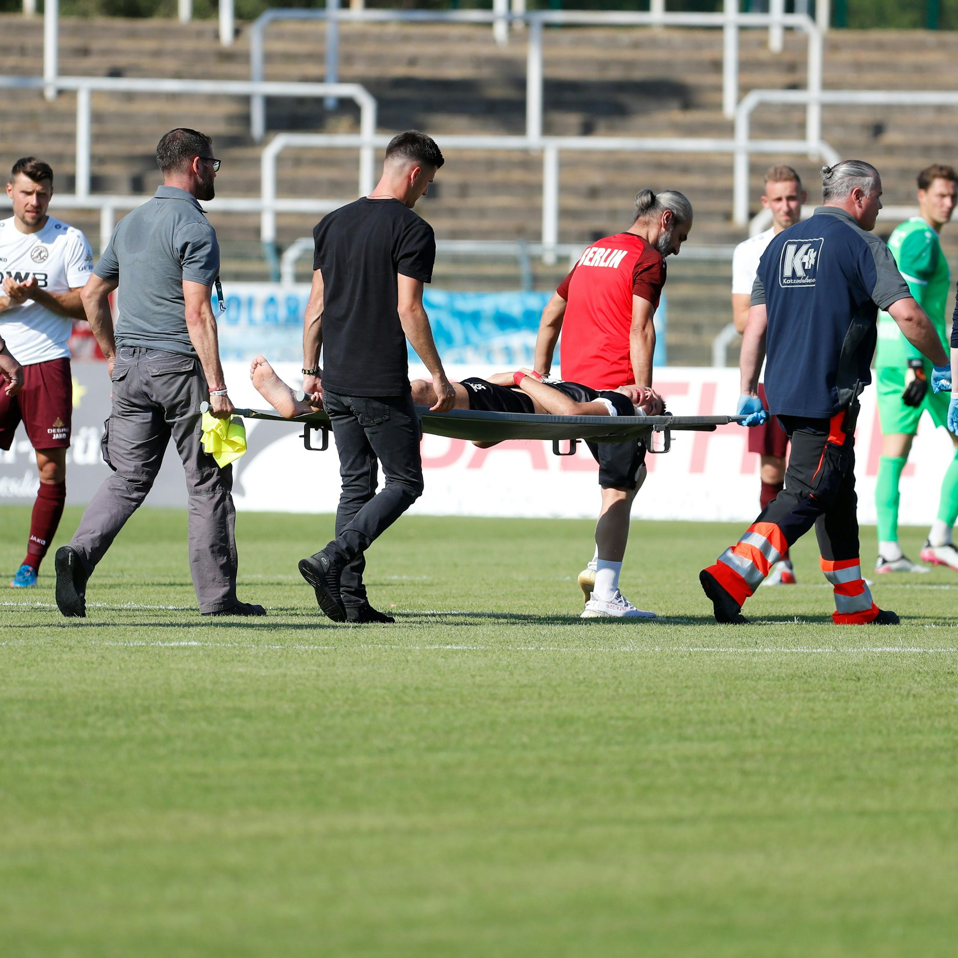 Das sah gar nicht gut aus. BAKs Julian Klar musste mit der Trage vom Platz getragen werden und danach mit einer Kopfverletzung ins Krankenhaus.