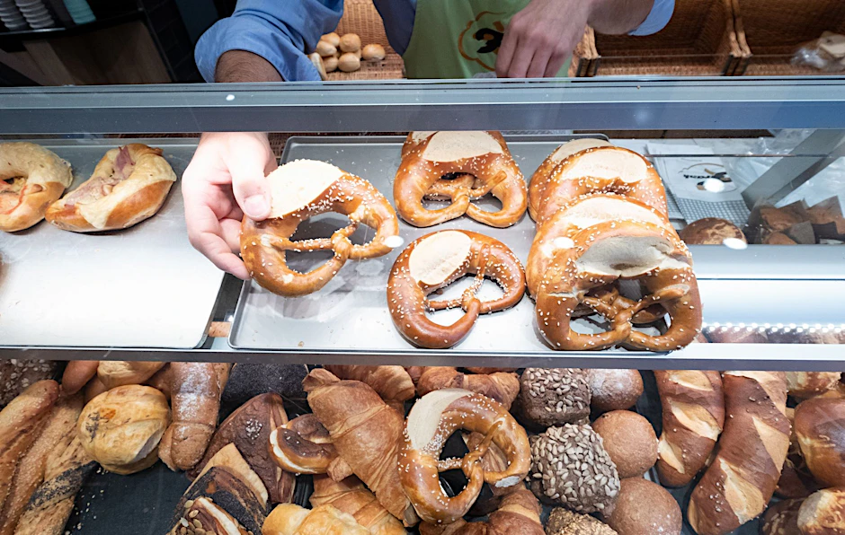 ARCHIV - Die Auslage einer Bäckerei in Stuttgart.  