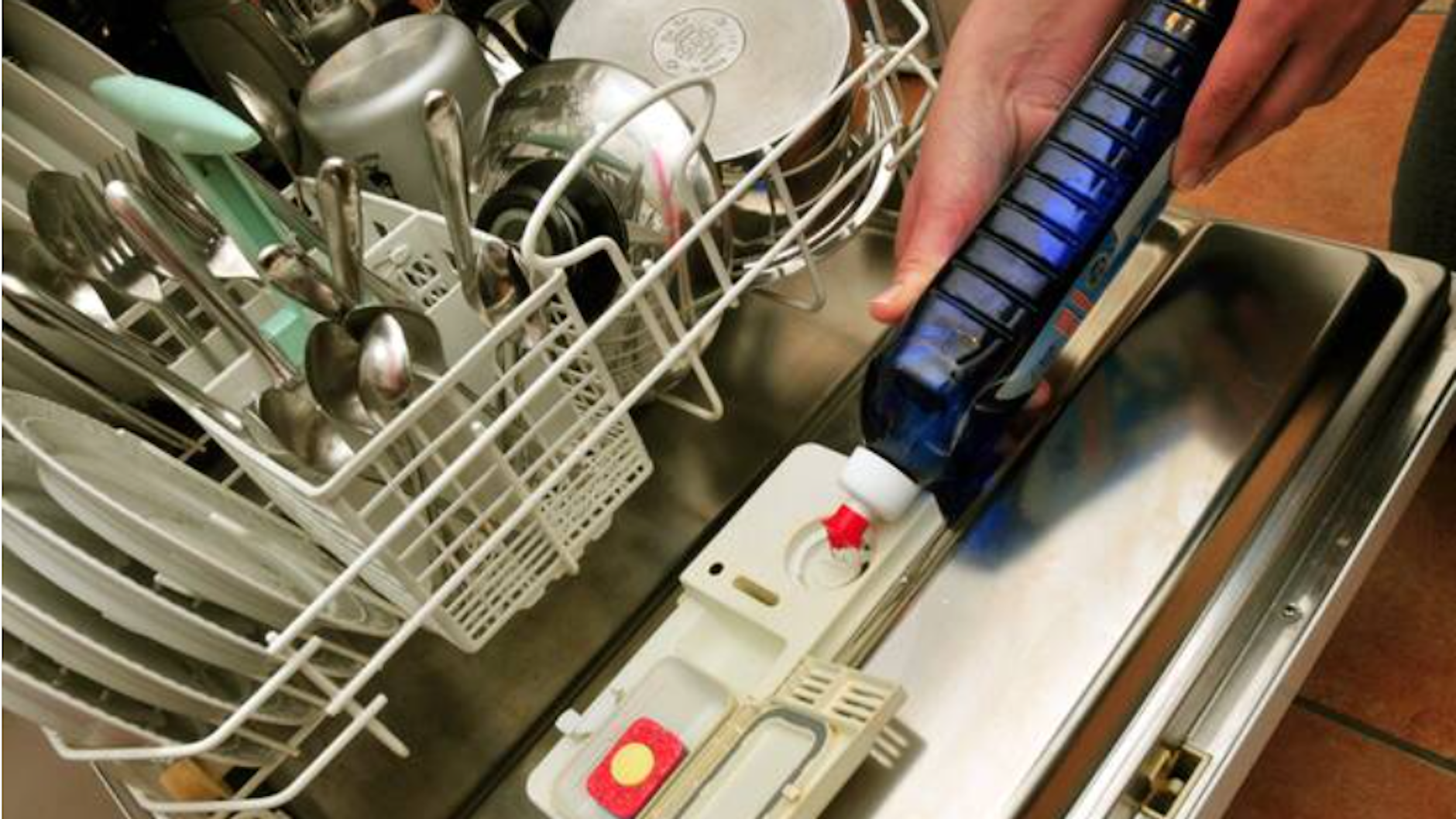 Der ganz normale Klarspüler für die Geschirrspülmaschine sorgt auch bei Duschkabinen für strahlenden Glanz.