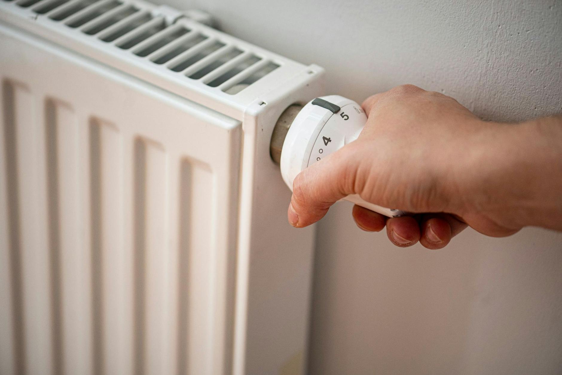 Bei Mieterinnen und Mieter kommt die Entlastung erst mit der nächsten Betriebskostenabrechnung an.