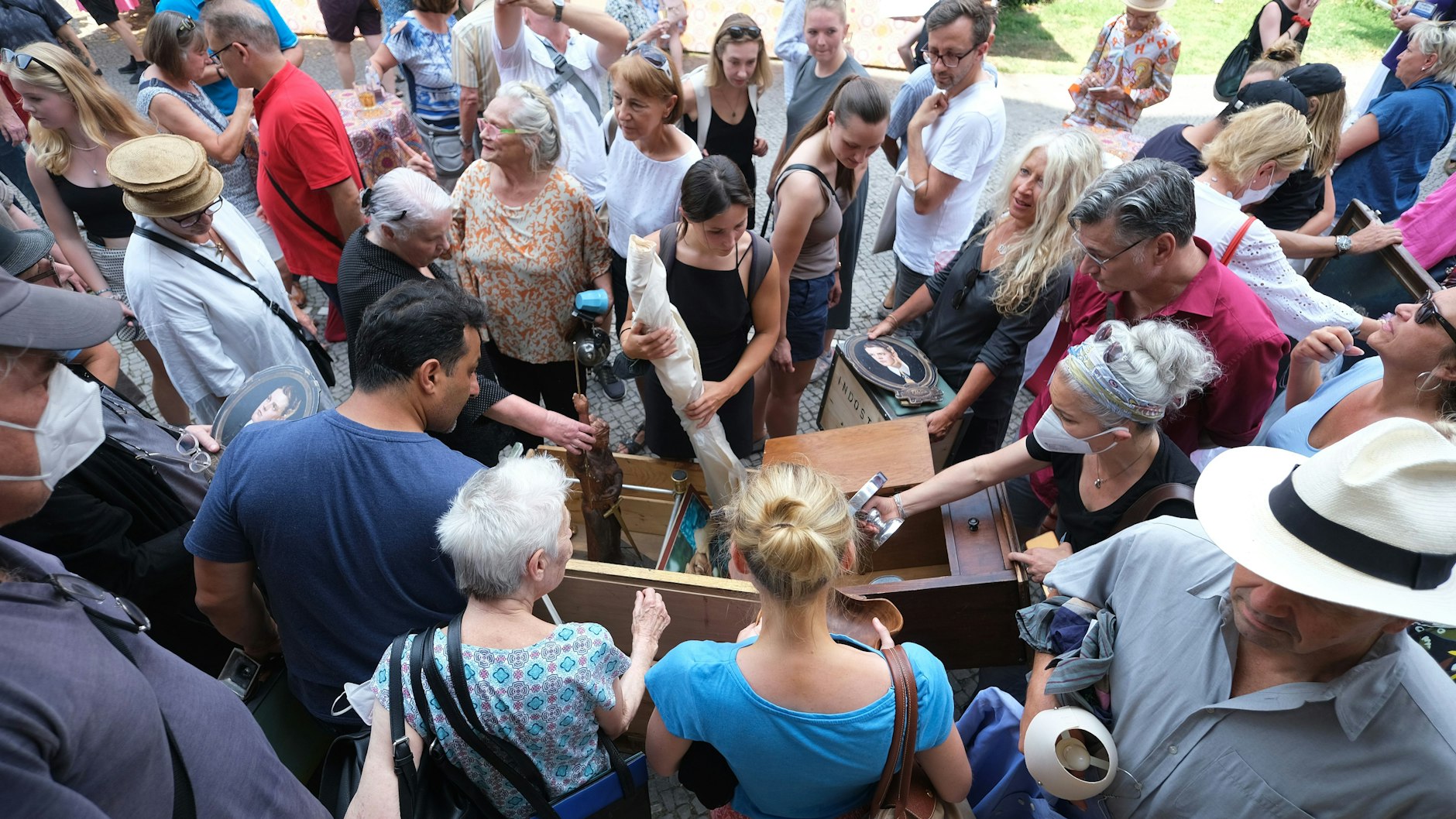 Kiste auf, und schon gab’s Gedränge wie am Grabbeltisch im  Schlussverkauf.
