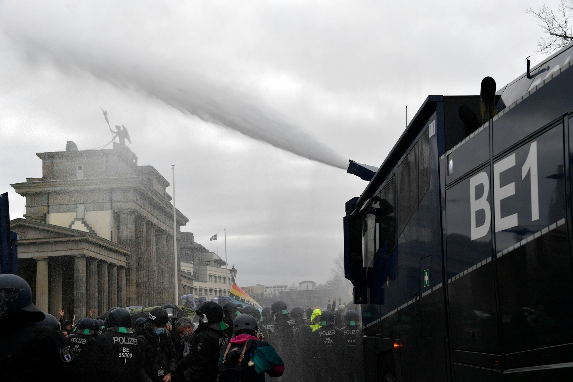 Querdenker-Demo in Berlin in der Corona-Krise: Die Polizei geht mit Wasserwerfern gegen Demonstranten am Brandenburger Tor vor, die gegen Hygieneauflagen verstoßen hatten. (Archivbild, 2020).