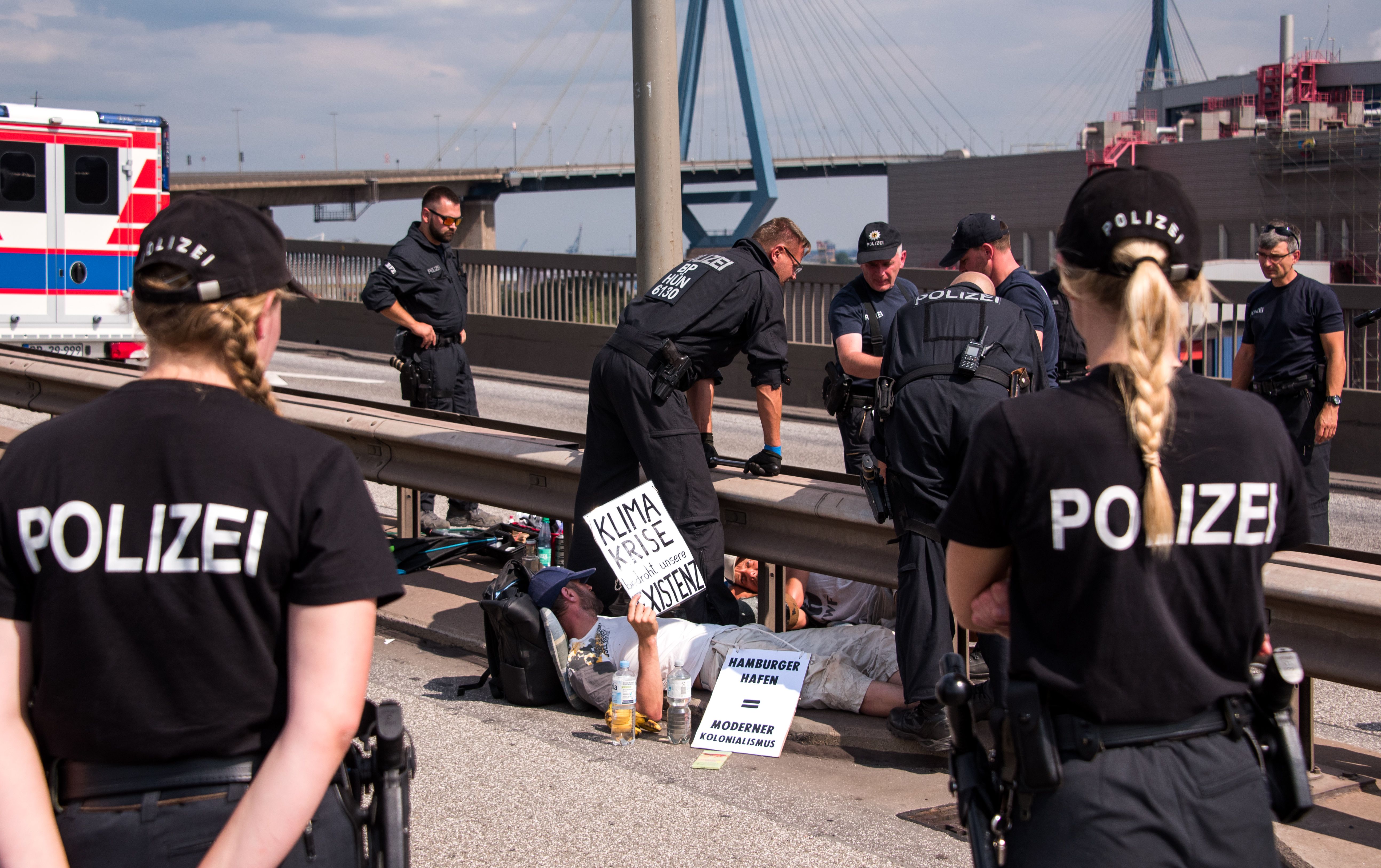 Image - Demonstranten blockieren Zufahrten zum Hamburger Hafen