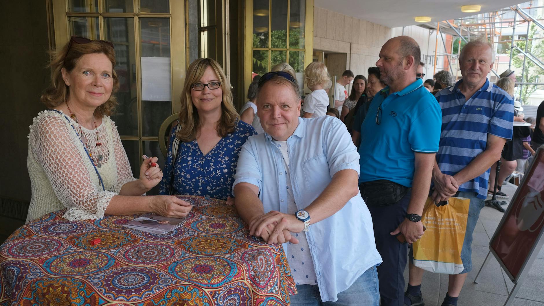 Marion Kracht gab mit rotem Filzstift Autogramme in Serie, zum Beispiel für ihre Fans Beatrix Drexler und Thorsten Scheibe.