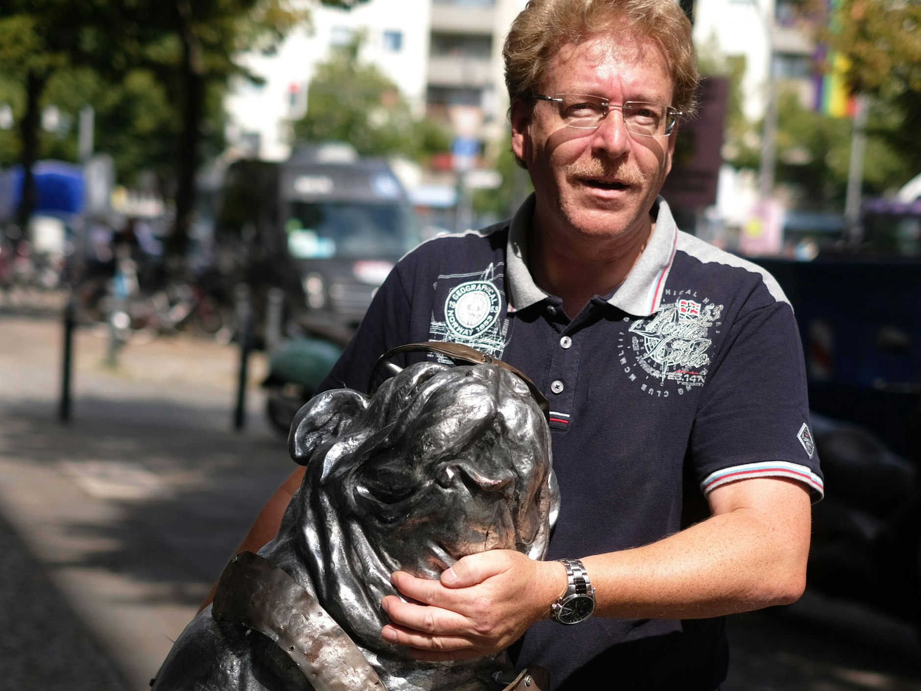 Uff: Thomas aus Oberkrämer hatte an der silberfarbenen Bühnen-Bulldogge zu schleppen.