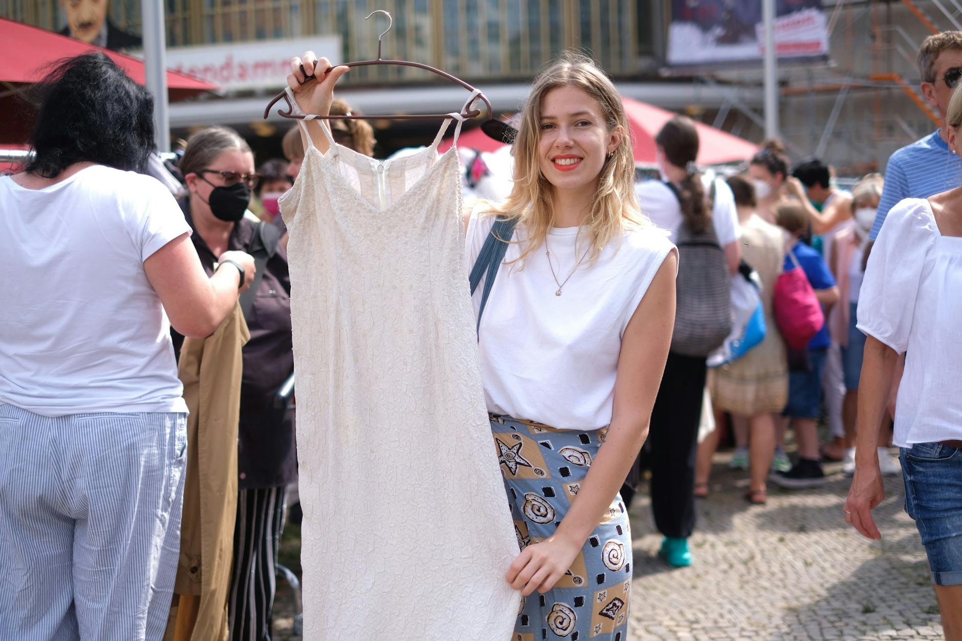 Jacqueline aus Straßburg, die in Berlin studiert, zog ein helles Kleid für 20 Euro an Land.