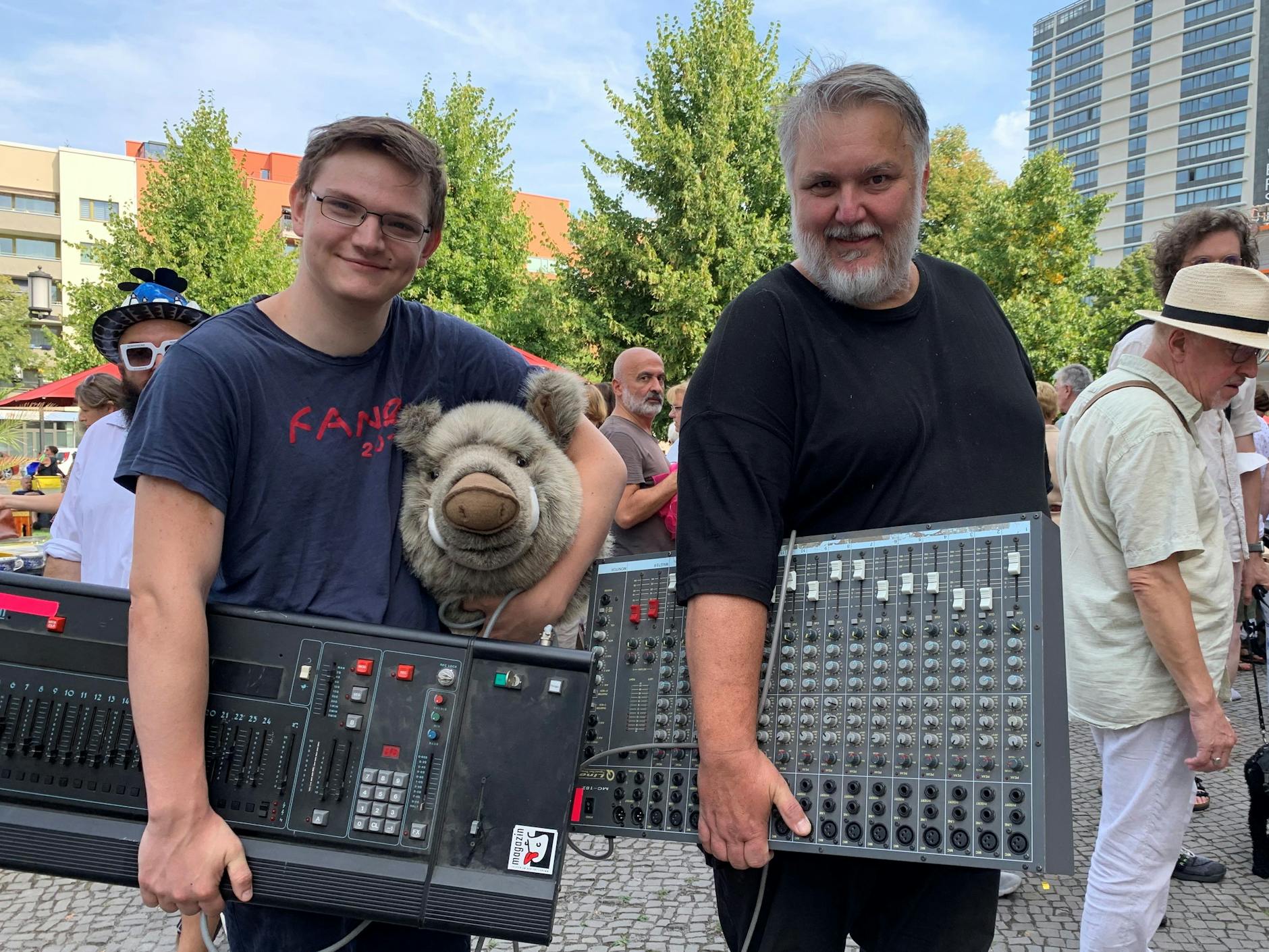 Tobias (l.) und Carsten Schulz besorgten sich ein Ton-Mischpult und eine Lichtsteuerungsanlage. Und einen Wildschwein-Kopf.