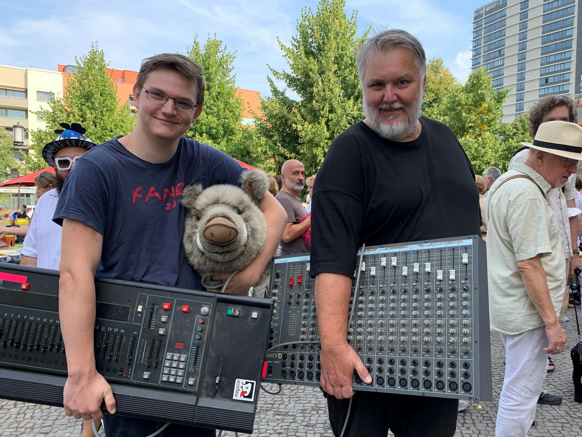 Tobias (l.) und Carsten Schulz besorgten sich ein Ton-Mischpult und eine Lichtsteuerungsanlage. Und einen Wildschwein-Kopf.