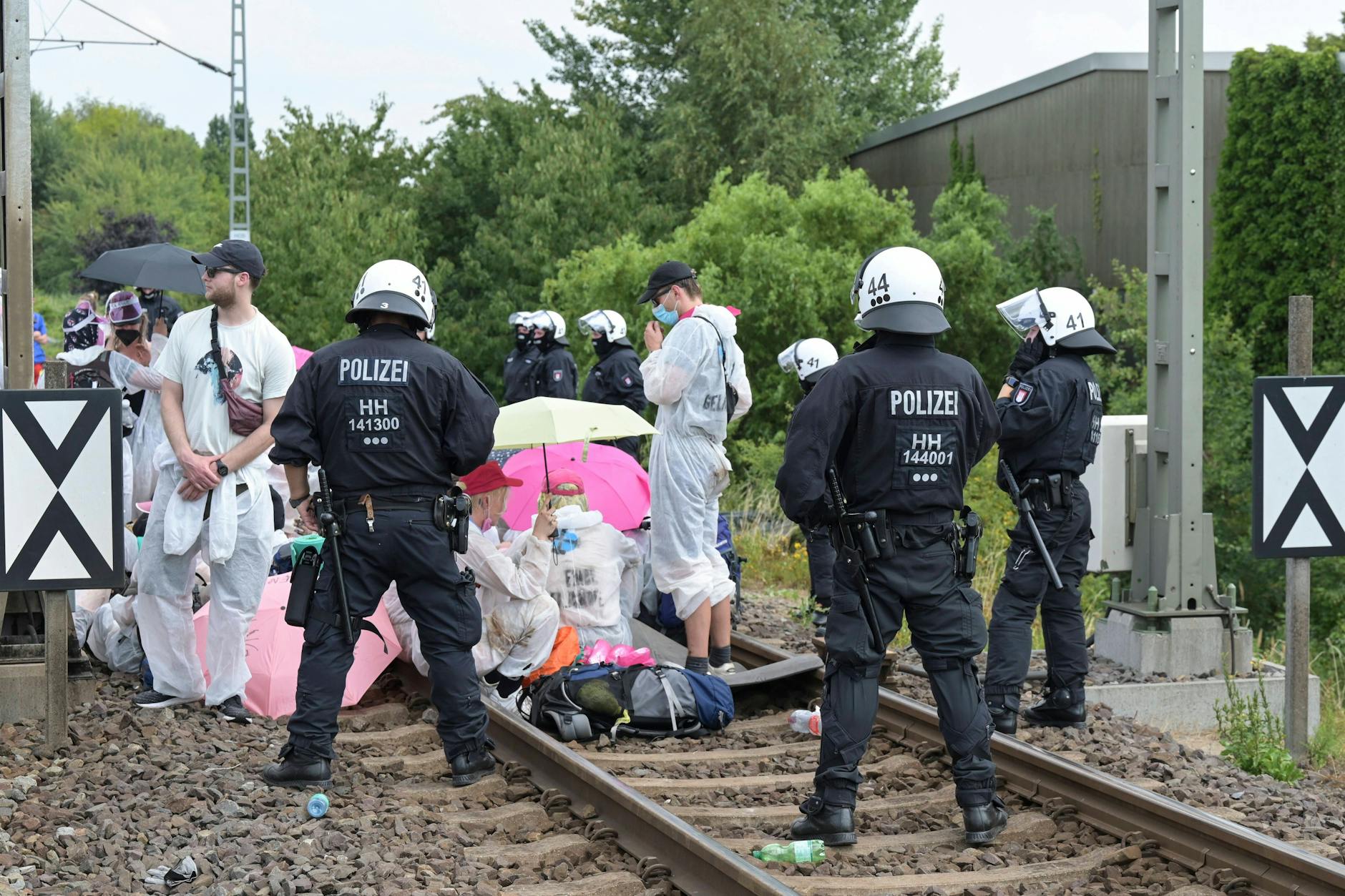 Organisation „Ende Gelände“ blockiert Bahngleise im Hamburger Hafen.