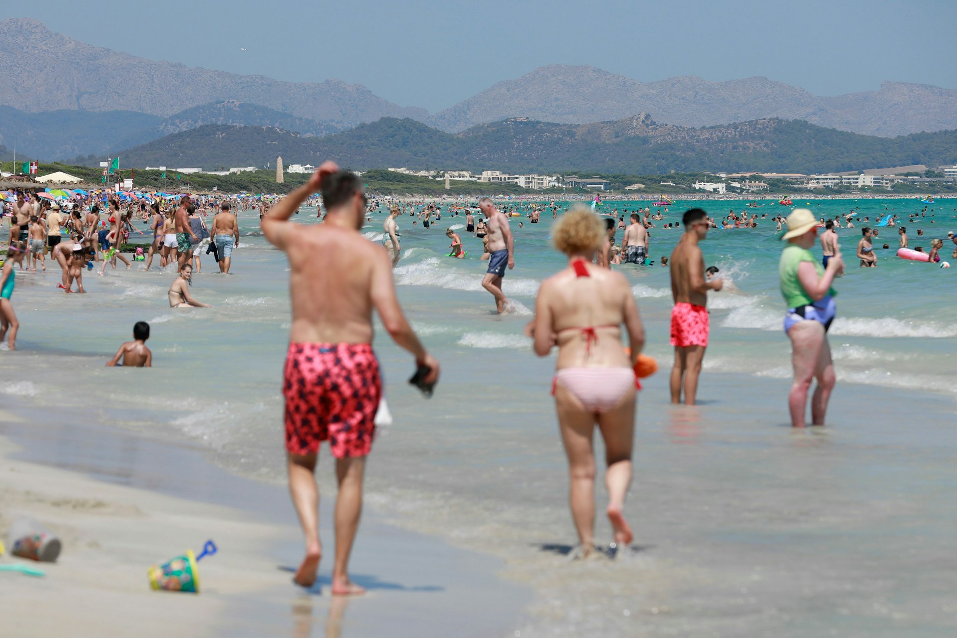 Badegäste am Strand auf Mallorca (Symbolbild)