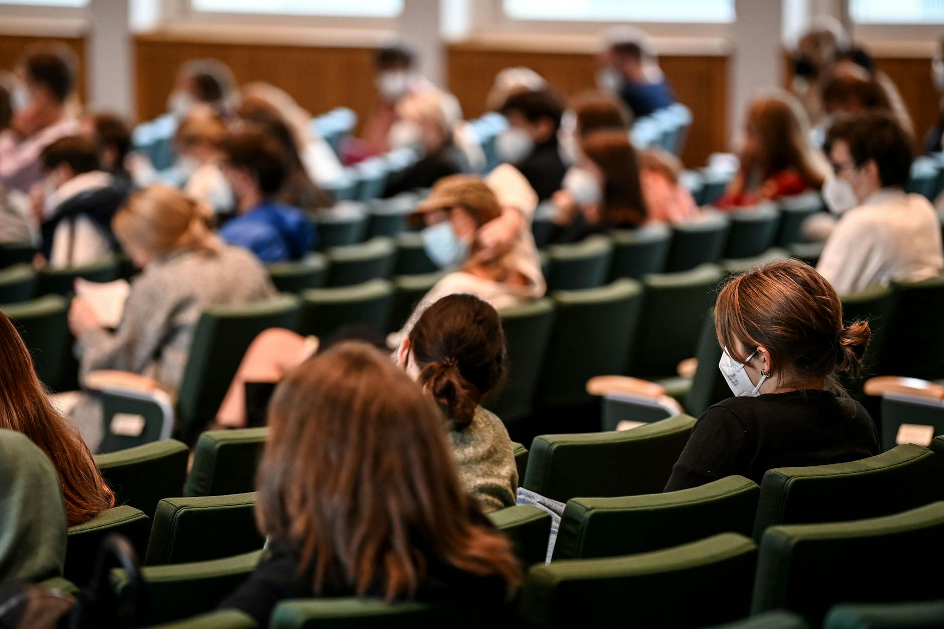 Studierende sitzen im Audimax der Freien Universität Berlin. 