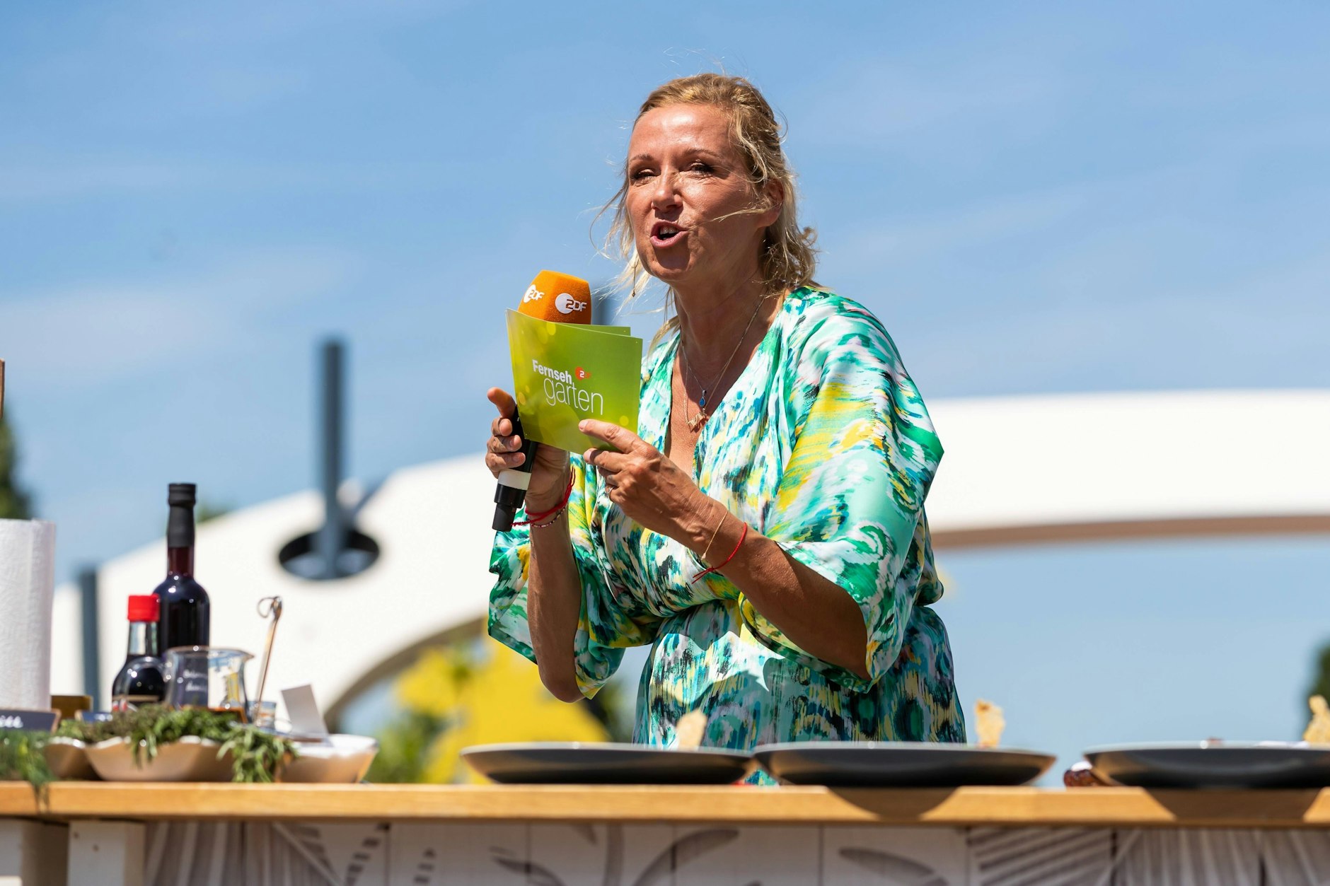 Andrea Kiewel moderiert den ZDF-„Fernsehgarten“. Doch ihre Karriere startete sie mit einem ganz anderen Namen.