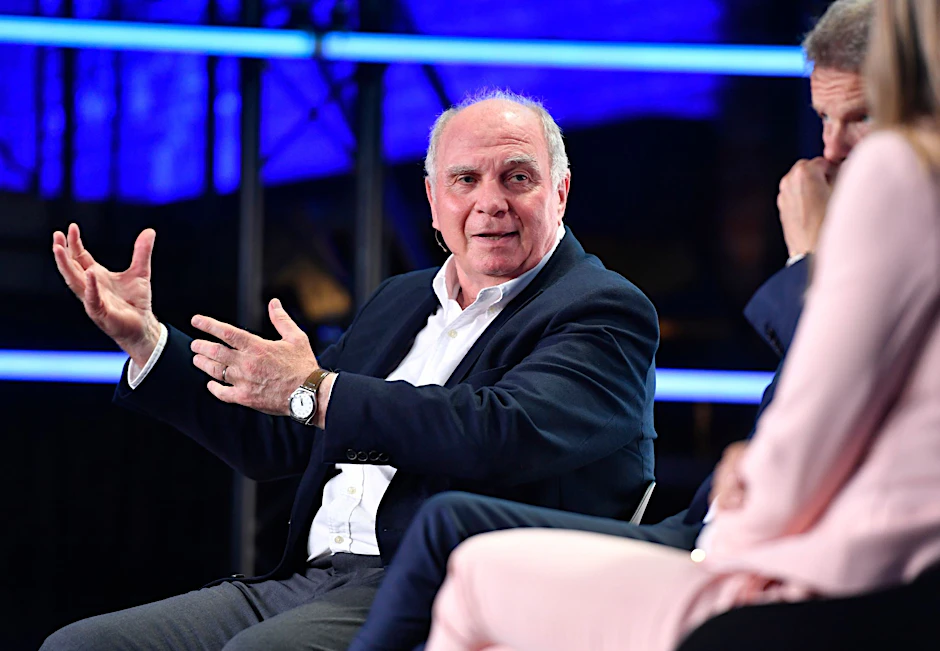 ARCHIV - Hat sich 2018 mit Christian Streich als Nachfolger für Jupp Heynckes beschäftigt: Uli Hoeneß.  