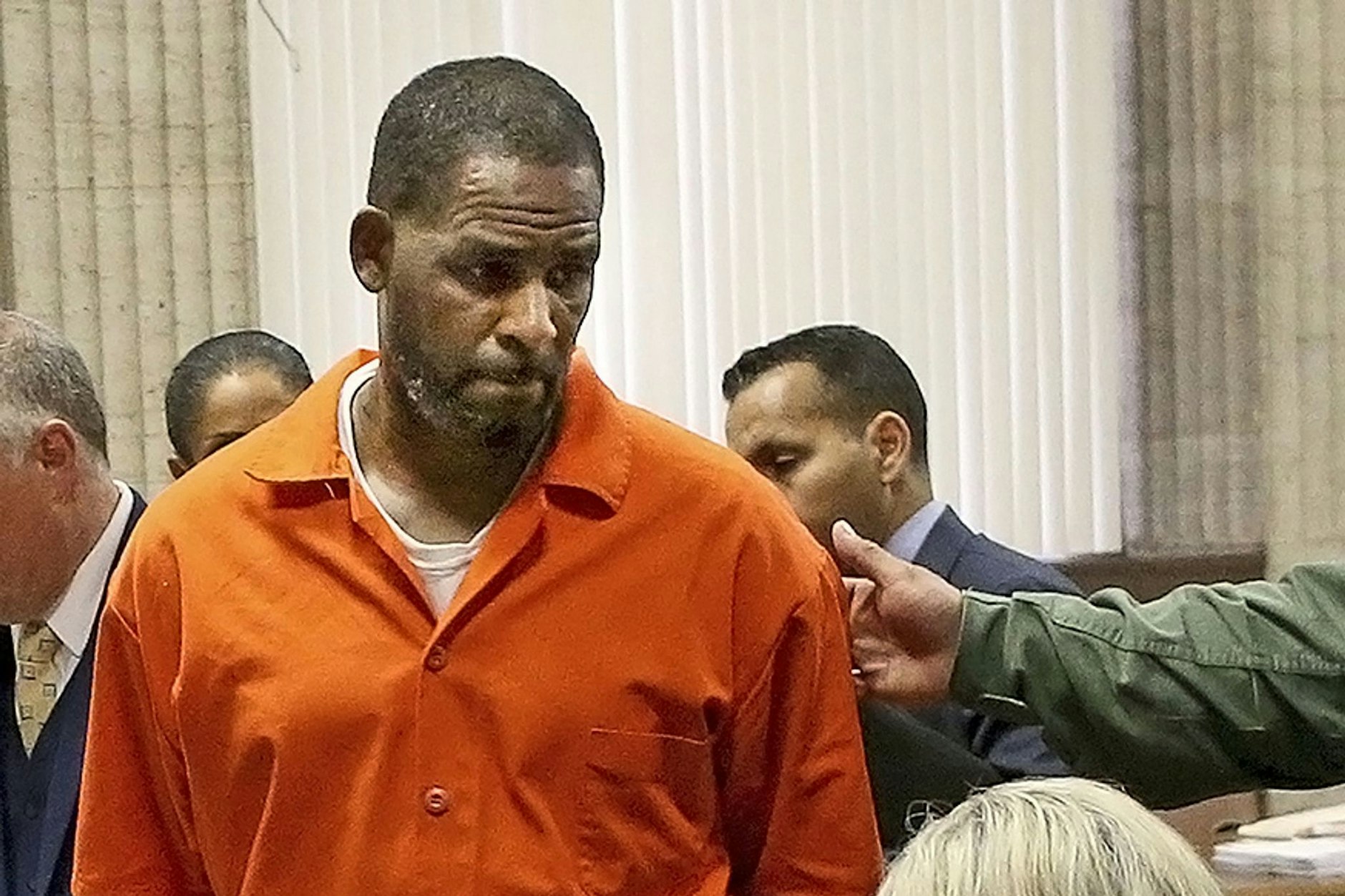 R. Kelly im Gericht (2019): Vor seinem nächsten Prozess ist der bereits in&nbsp;New York wegen Sexualverbrechen verurteilte frühere Musik-Star nach Chicago verlegt worden (Archivbild).